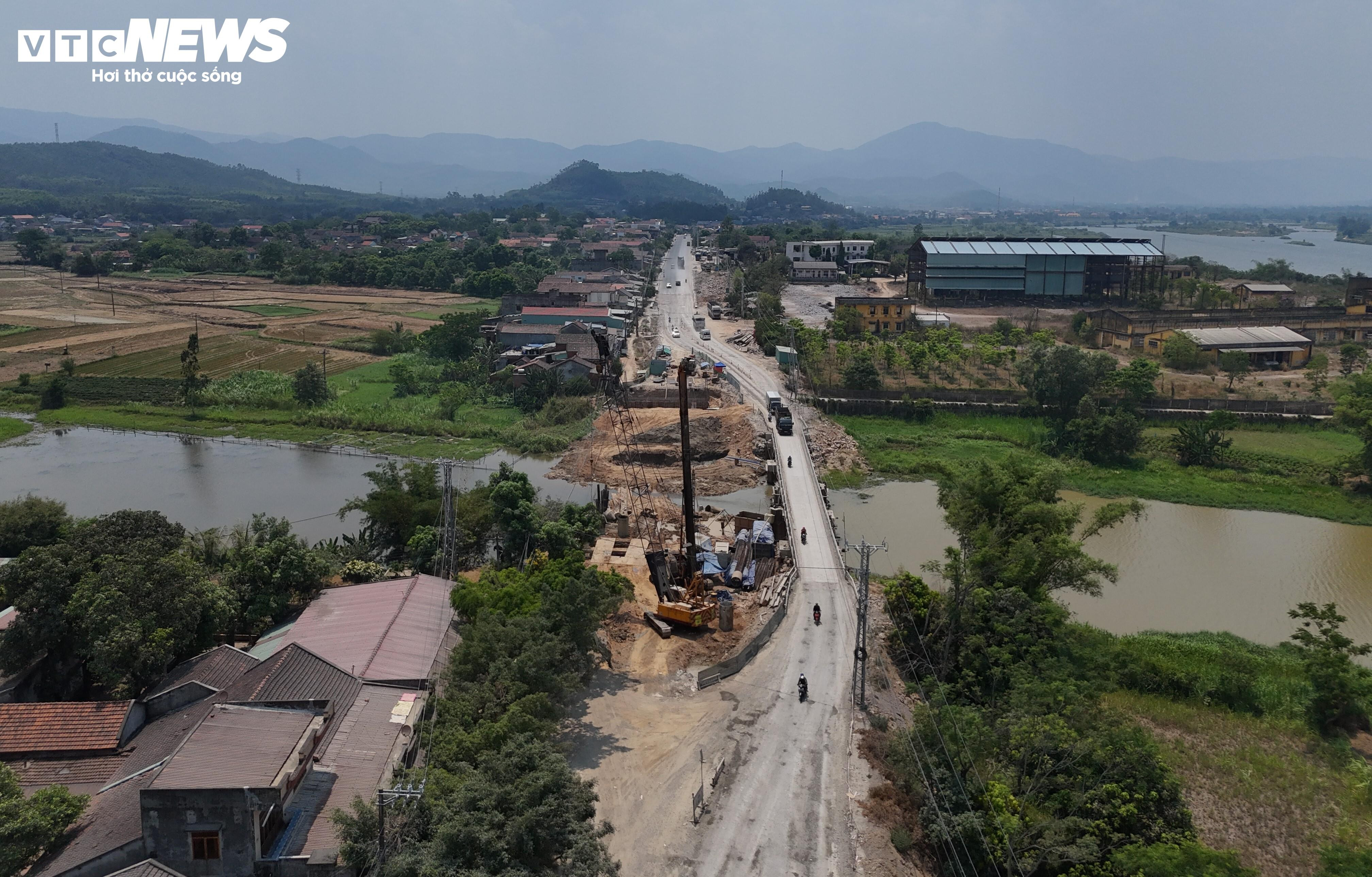 Dân sống ven quốc lộ 19 chịu cảnh bụi ngày nắng, ngập trắng ngày mưa - 9