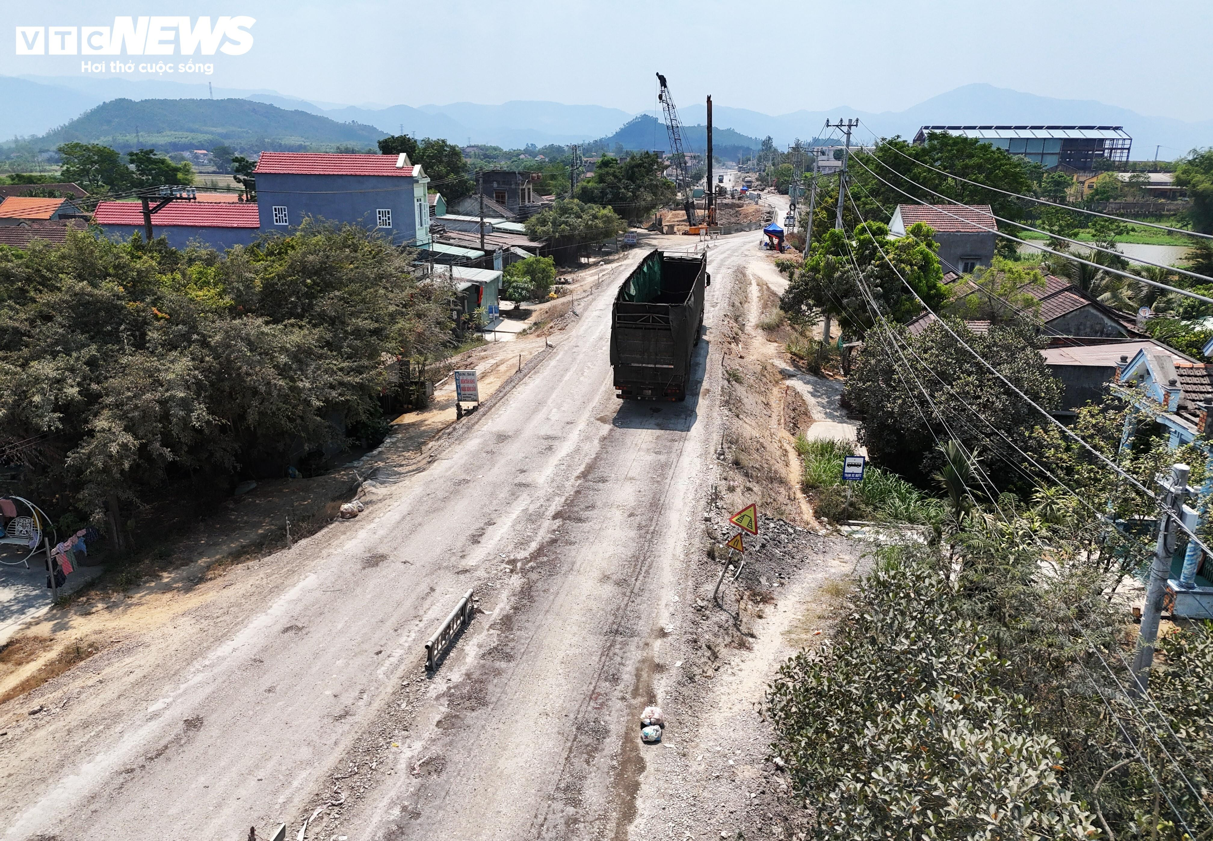 Dân sống ven quốc lộ 19 chịu cảnh bụi ngày nắng, ngập trắng ngày mưa - 8