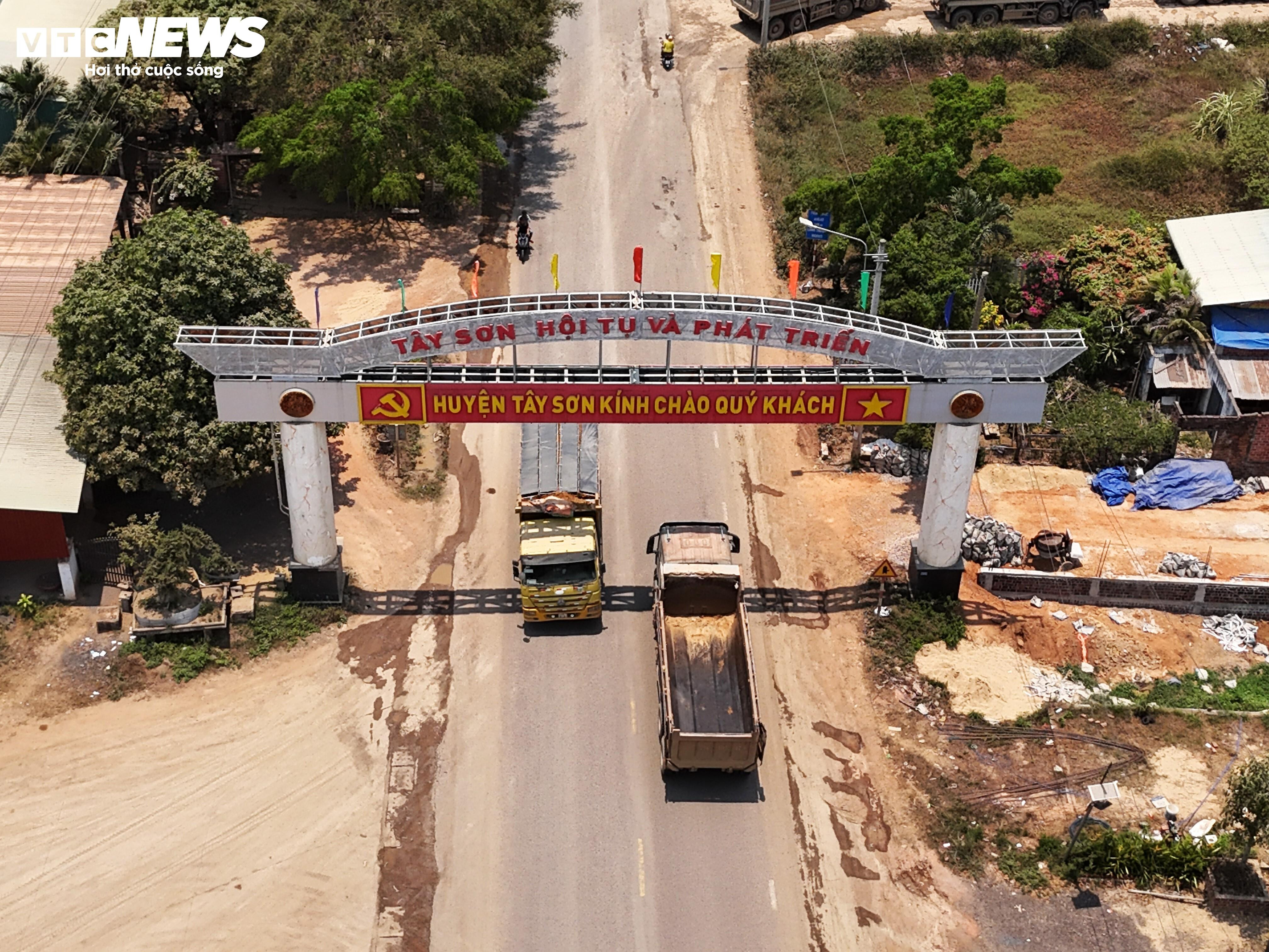 Dân sống ven quốc lộ 19 chịu cảnh bụi ngày nắng, ngập trắng ngày mưa - 12
