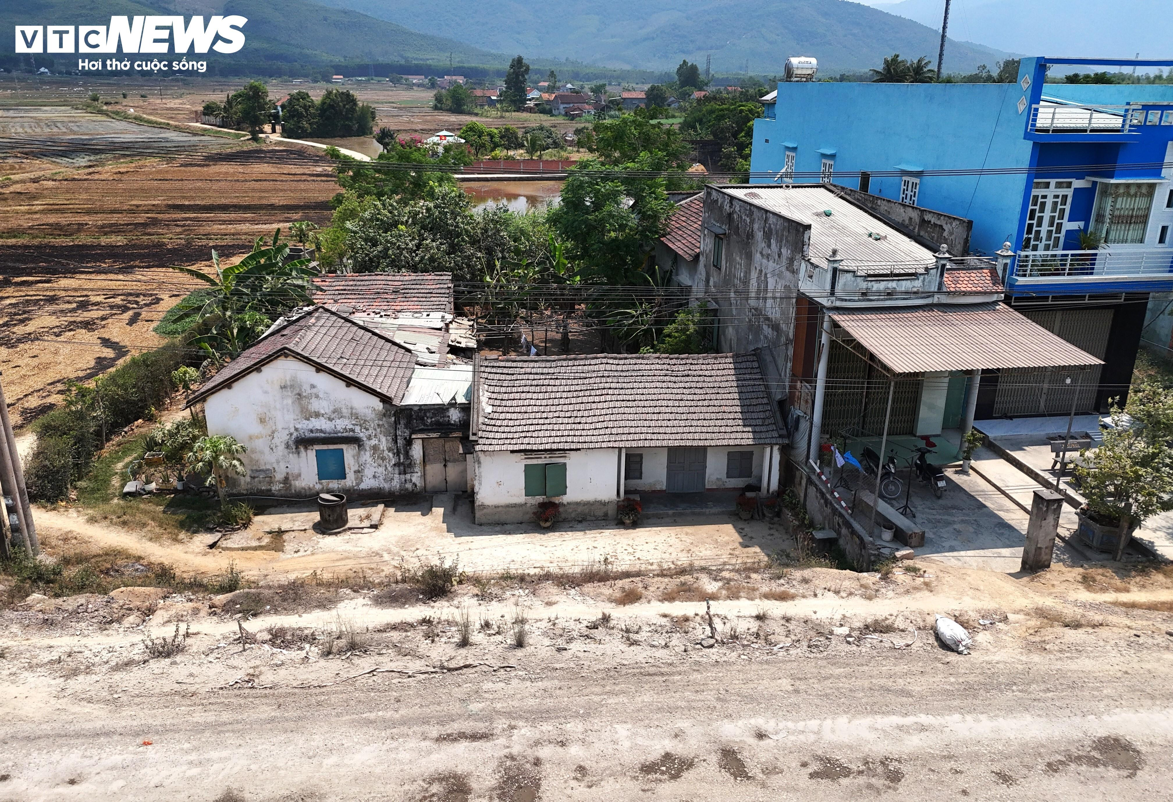 Dân sống ven quốc lộ 19 chịu cảnh bụi ngày nắng, ngập trắng ngày mưa - 5