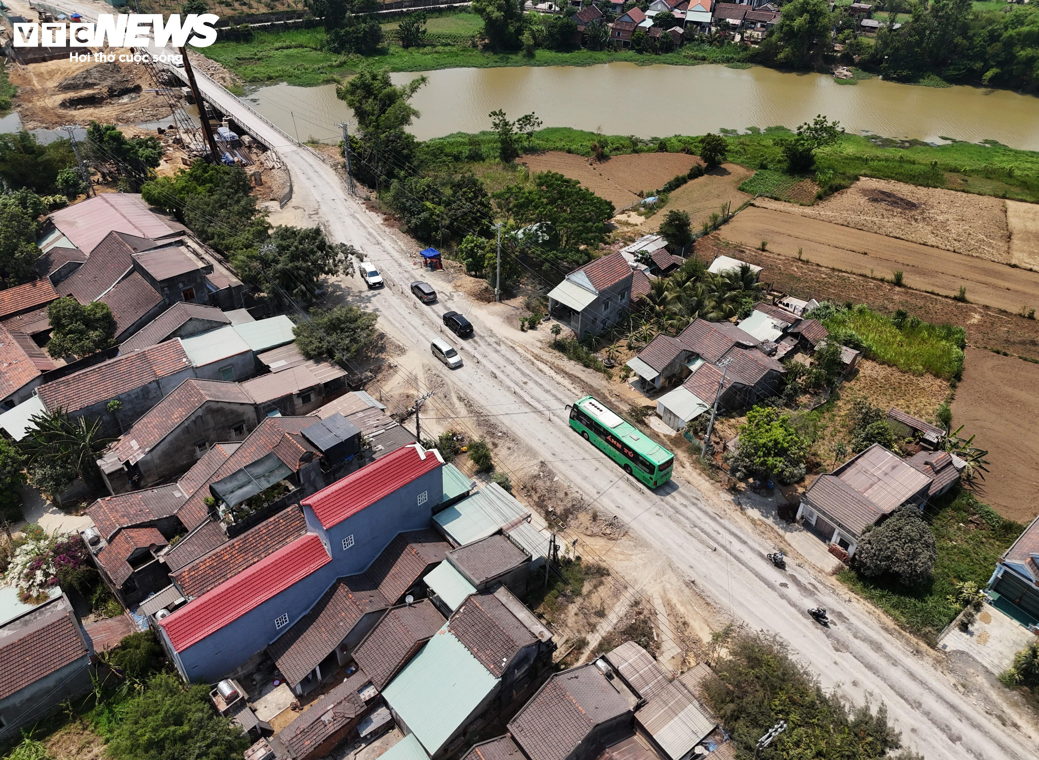 Dân sống ven quốc lộ 19 chịu cảnh bụi ngày nắng, ngập trắng ngày mưa - 4