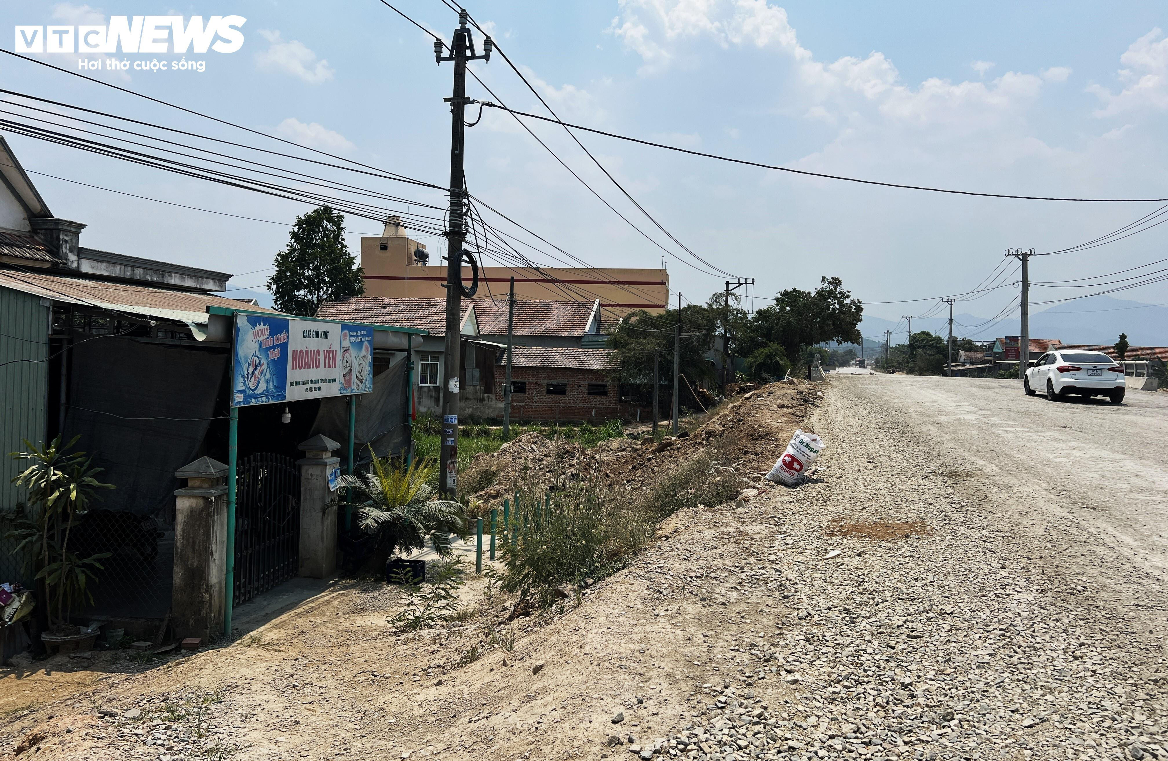 Dân sống ven quốc lộ 19 chịu cảnh bụi ngày nắng, ngập trắng ngày mưa - 6