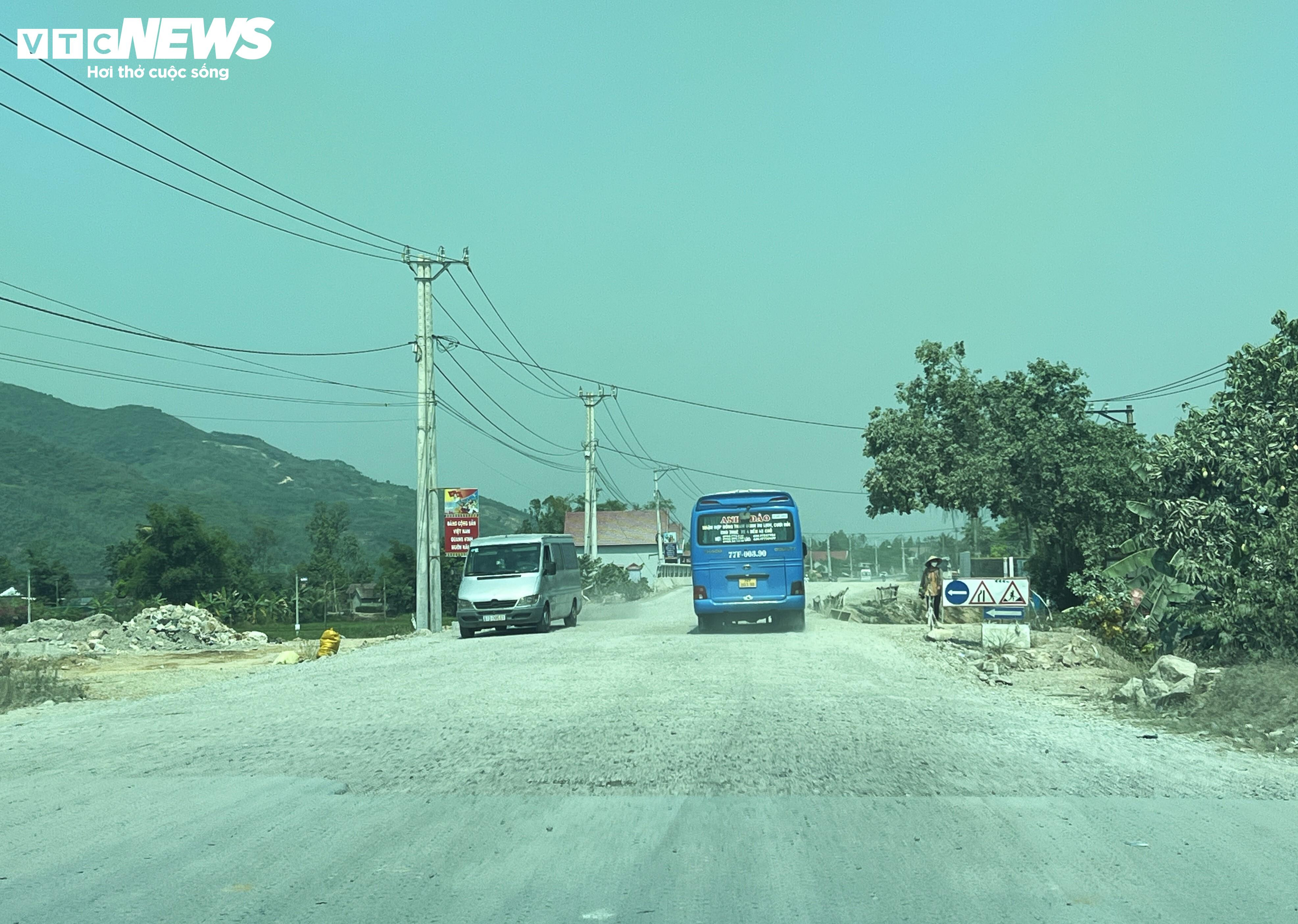 Dân sống ven quốc lộ 19 chịu cảnh bụi ngày nắng, ngập trắng ngày mưa - 2