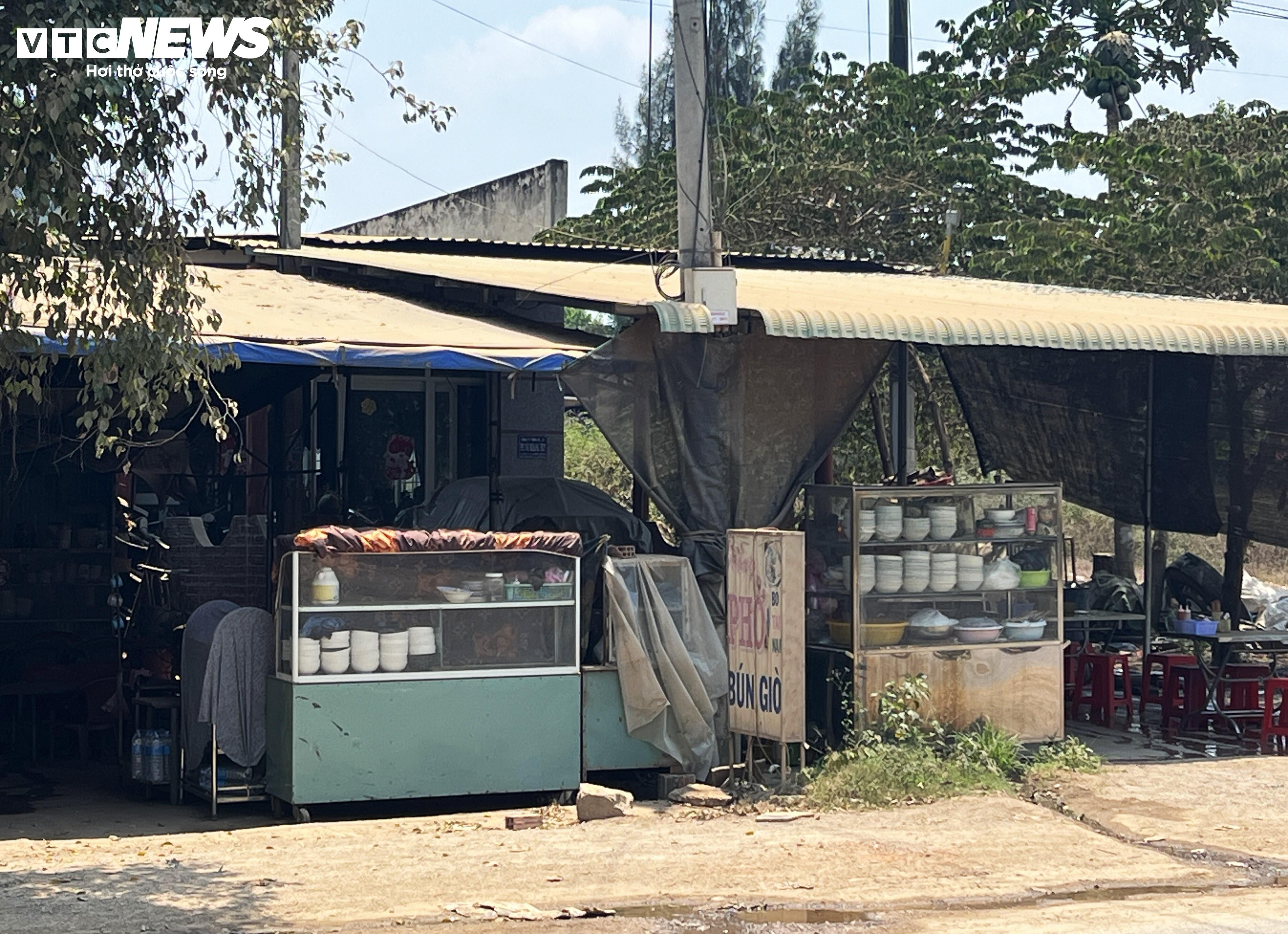 Dân sống ven quốc lộ 19 chịu cảnh bụi ngày nắng, ngập trắng ngày mưa - 11