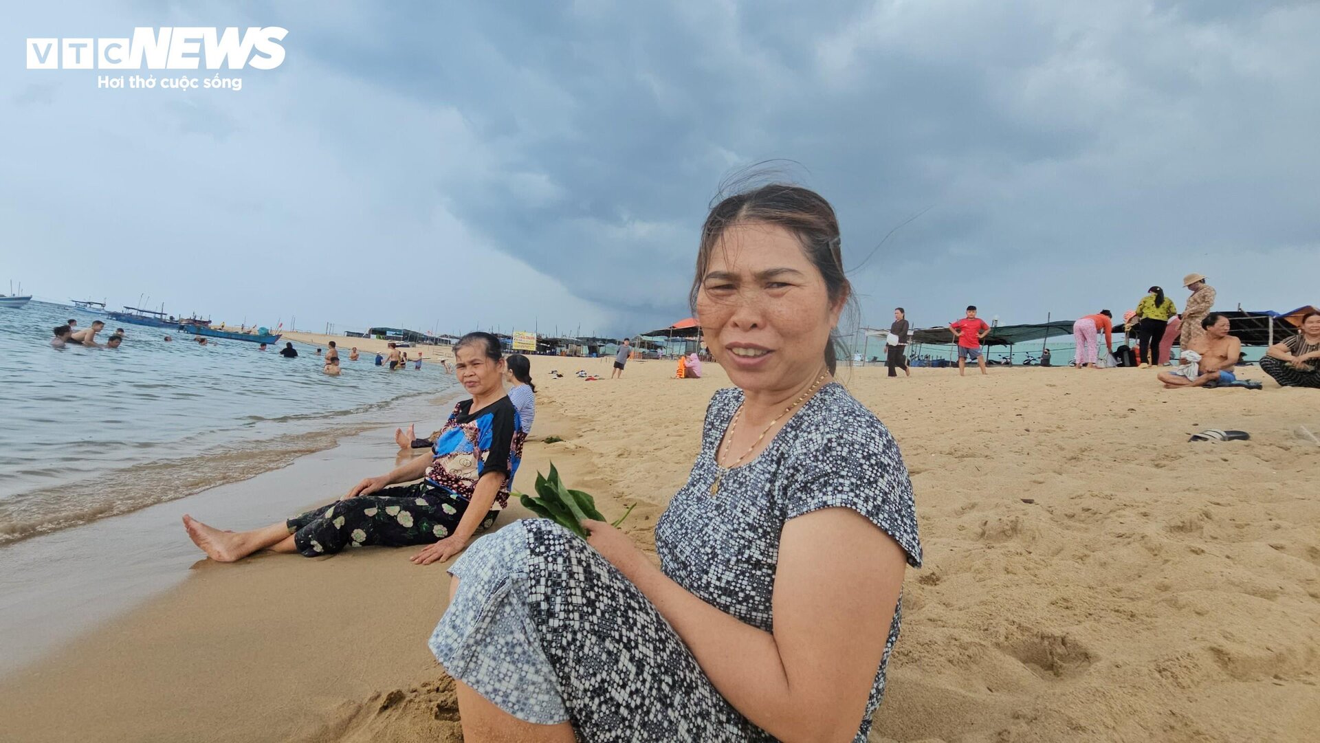 Giữa trưa Tết Đoan ngọ, người dân 'xứ Nẫu' đổ xô đi tắm biển với nắm lá đặc biệt - 7