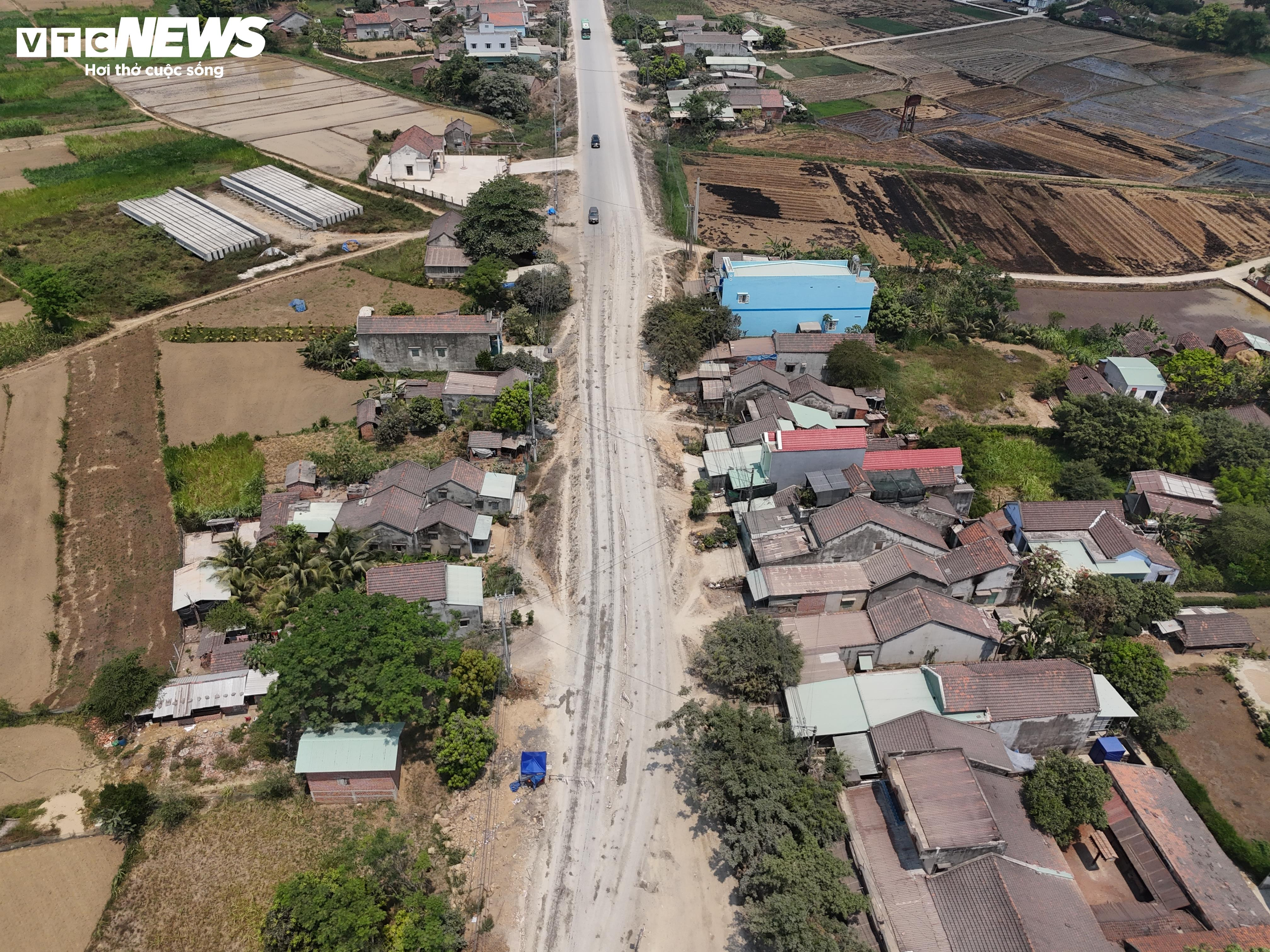 Dân sống ven quốc lộ 19 chịu cảnh bụi ngày nắng, ngập trắng ngày mưa - 1