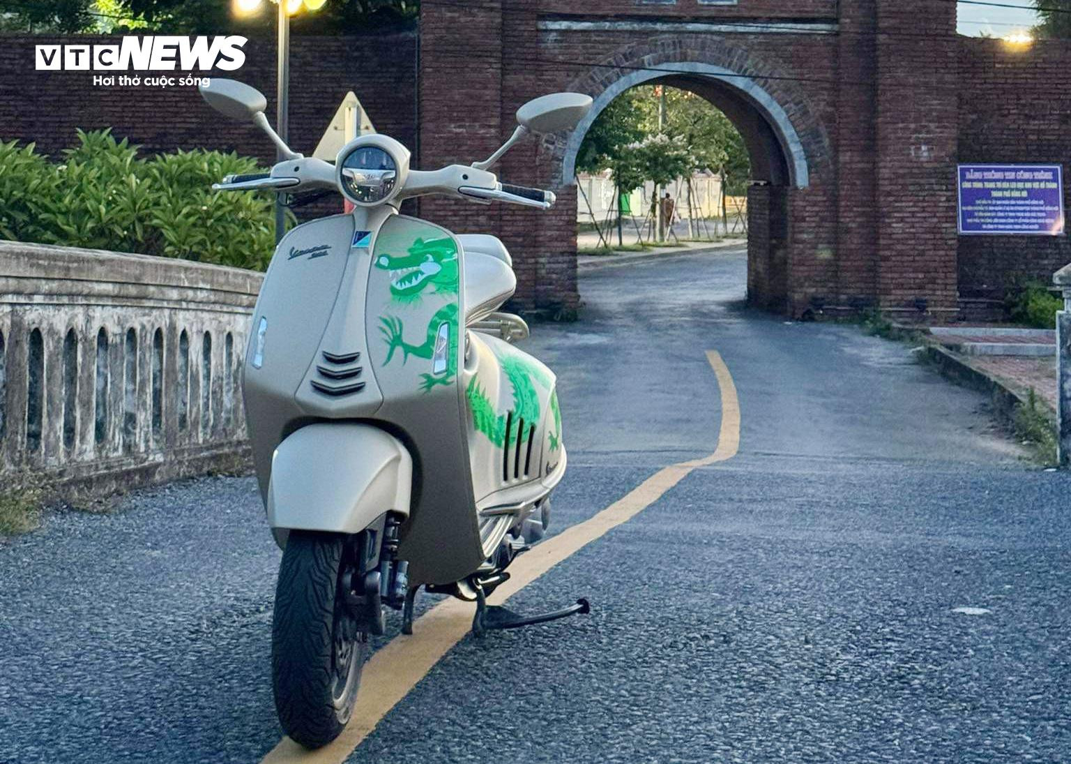 Chi hơn nửa tỷ đồng mua Vespa 946 Rồng bản giới hạn rồi mang đi ‘phượt’ - 6