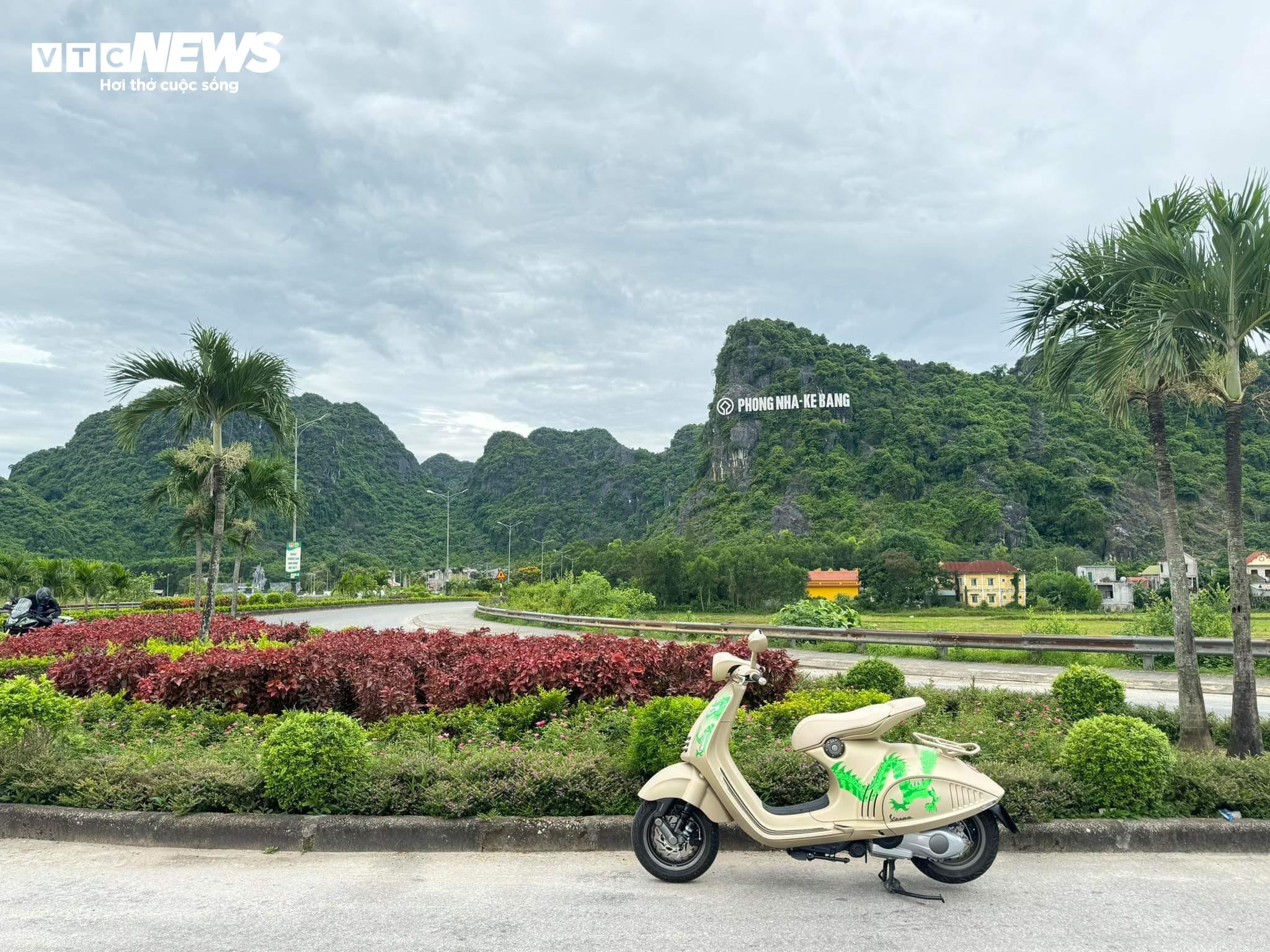 Chi hơn nửa tỷ đồng mua Vespa 946 Rồng bản giới hạn rồi mang đi ‘phượt’ - 5