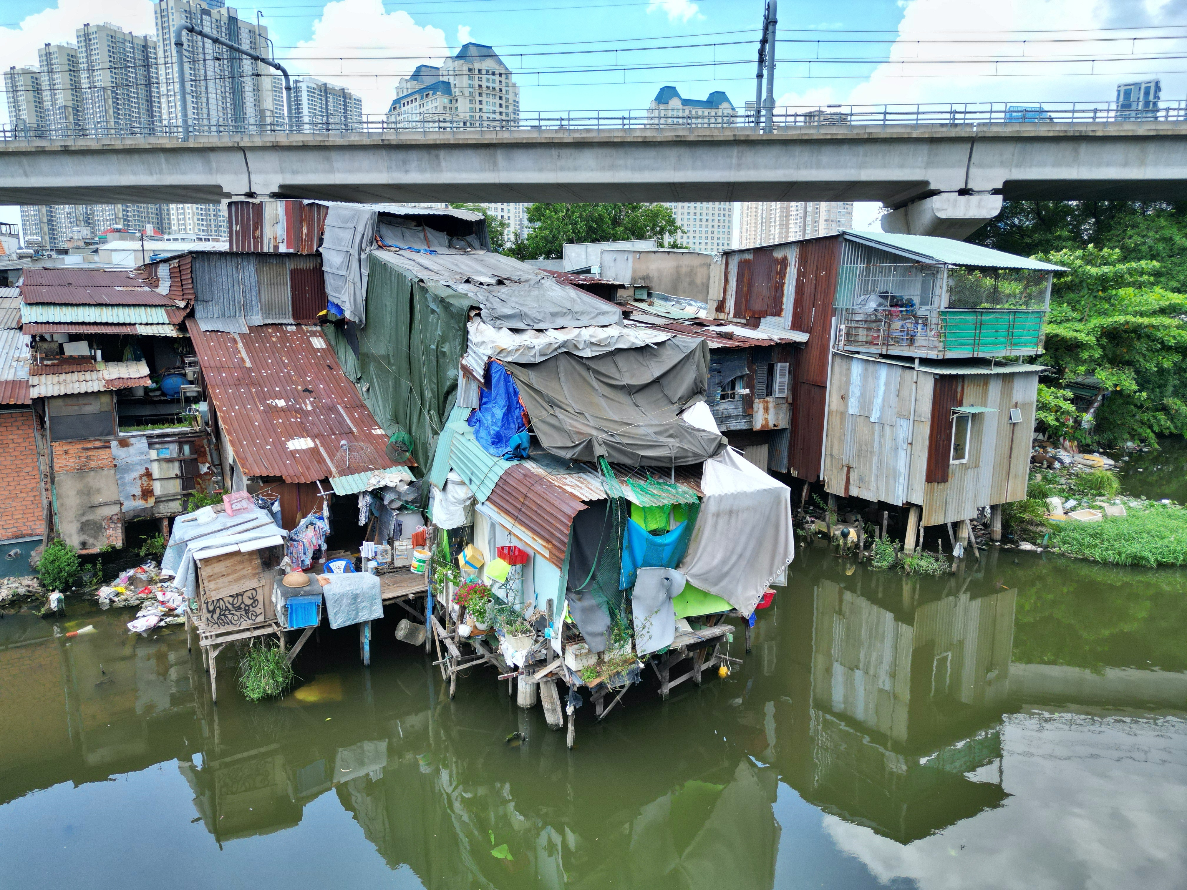 Nghìn hộ dân sống tạm bợ ven rạch dưới chân cao ốc ở TP.HCM - 6