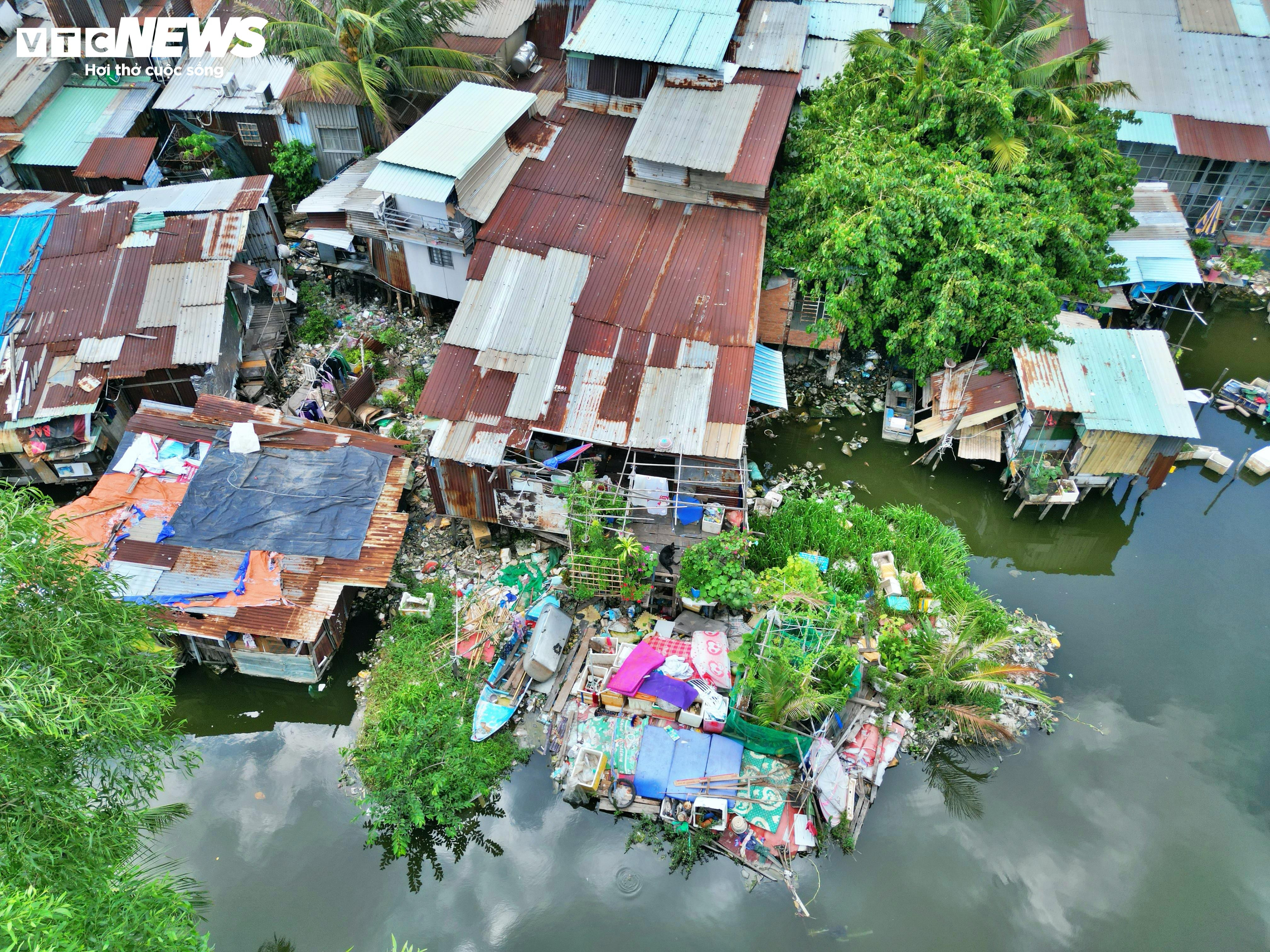 Nghìn hộ dân sống tạm bợ ven rạch dưới chân cao ốc ở TP.HCM - 14