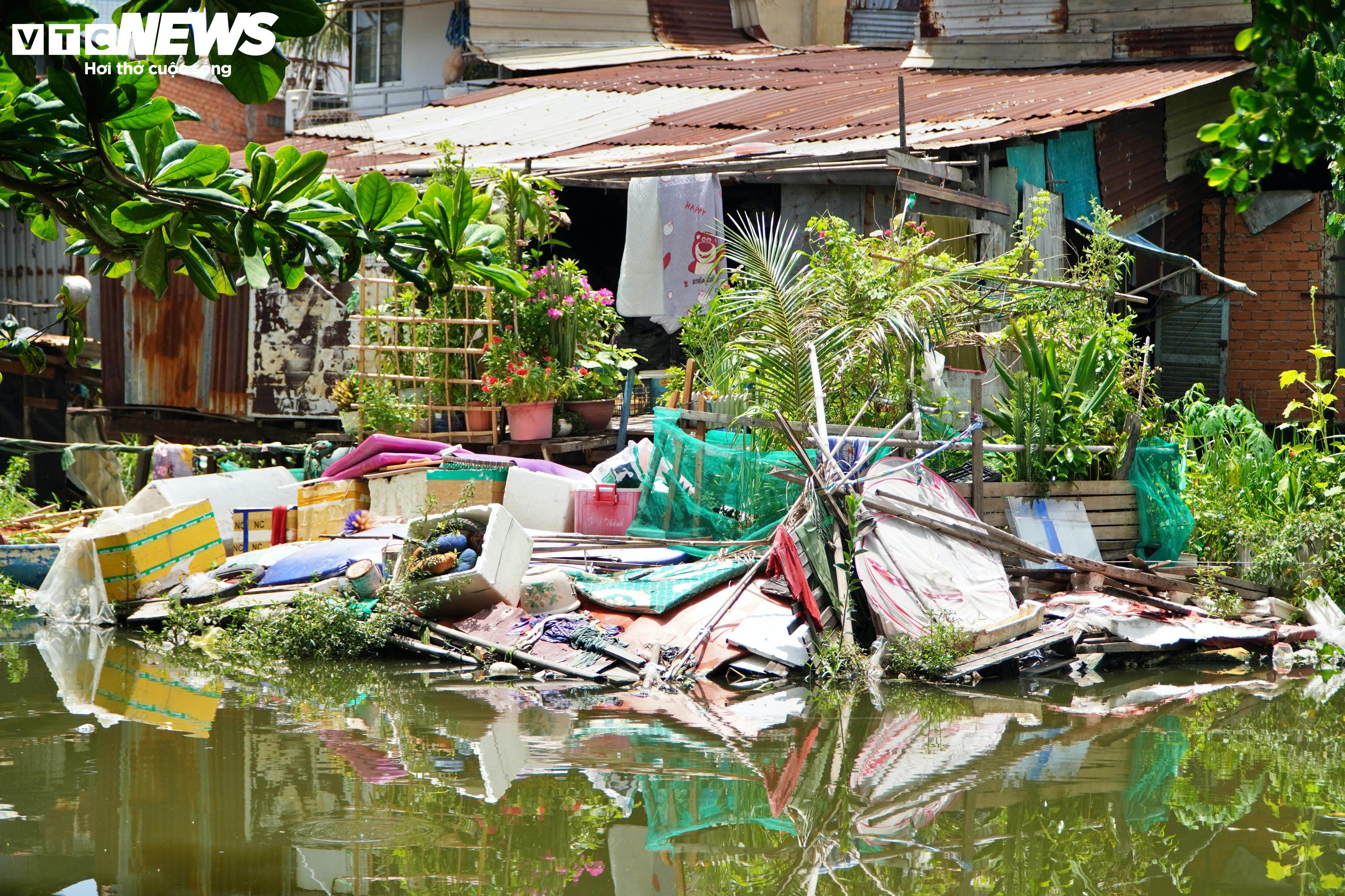 Nghìn hộ dân sống tạm bợ ven rạch dưới chân cao ốc ở TP.HCM - 8