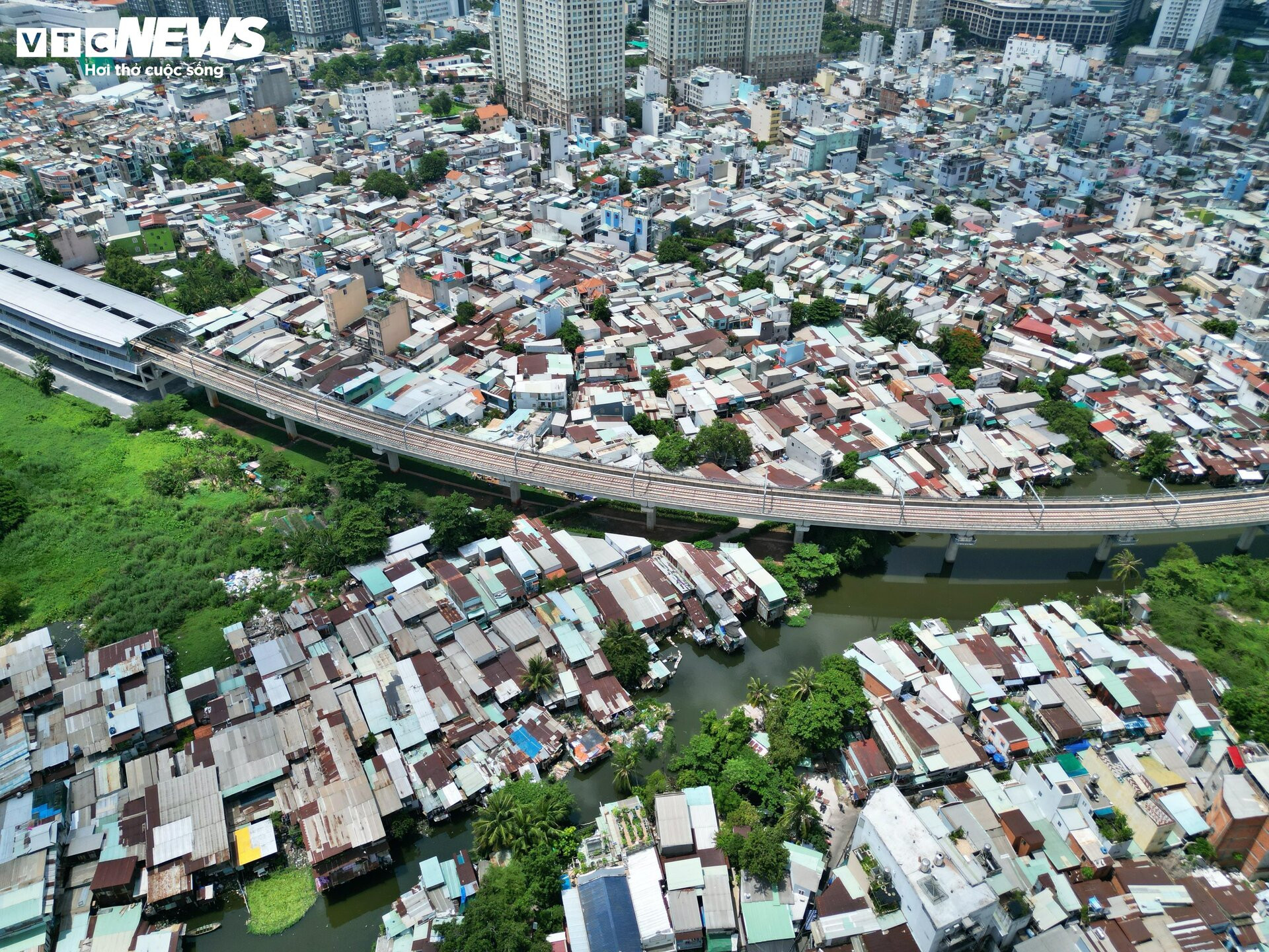 Nghìn hộ dân sống tạm bợ ven rạch dưới chân cao ốc ở TP.HCM - 2
