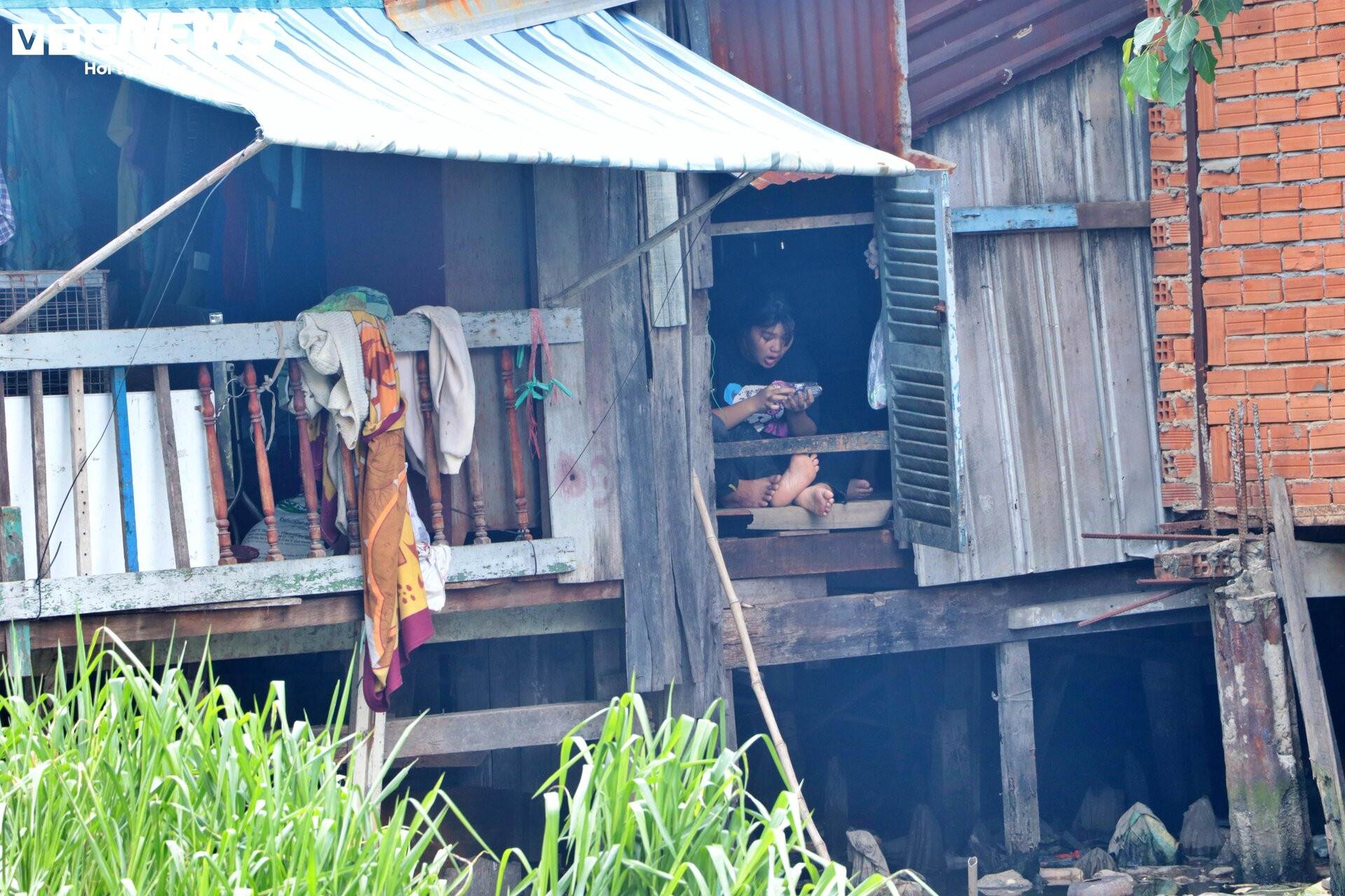 Nghìn hộ dân sống tạm bợ ven rạch dưới chân cao ốc ở TP.HCM - 12