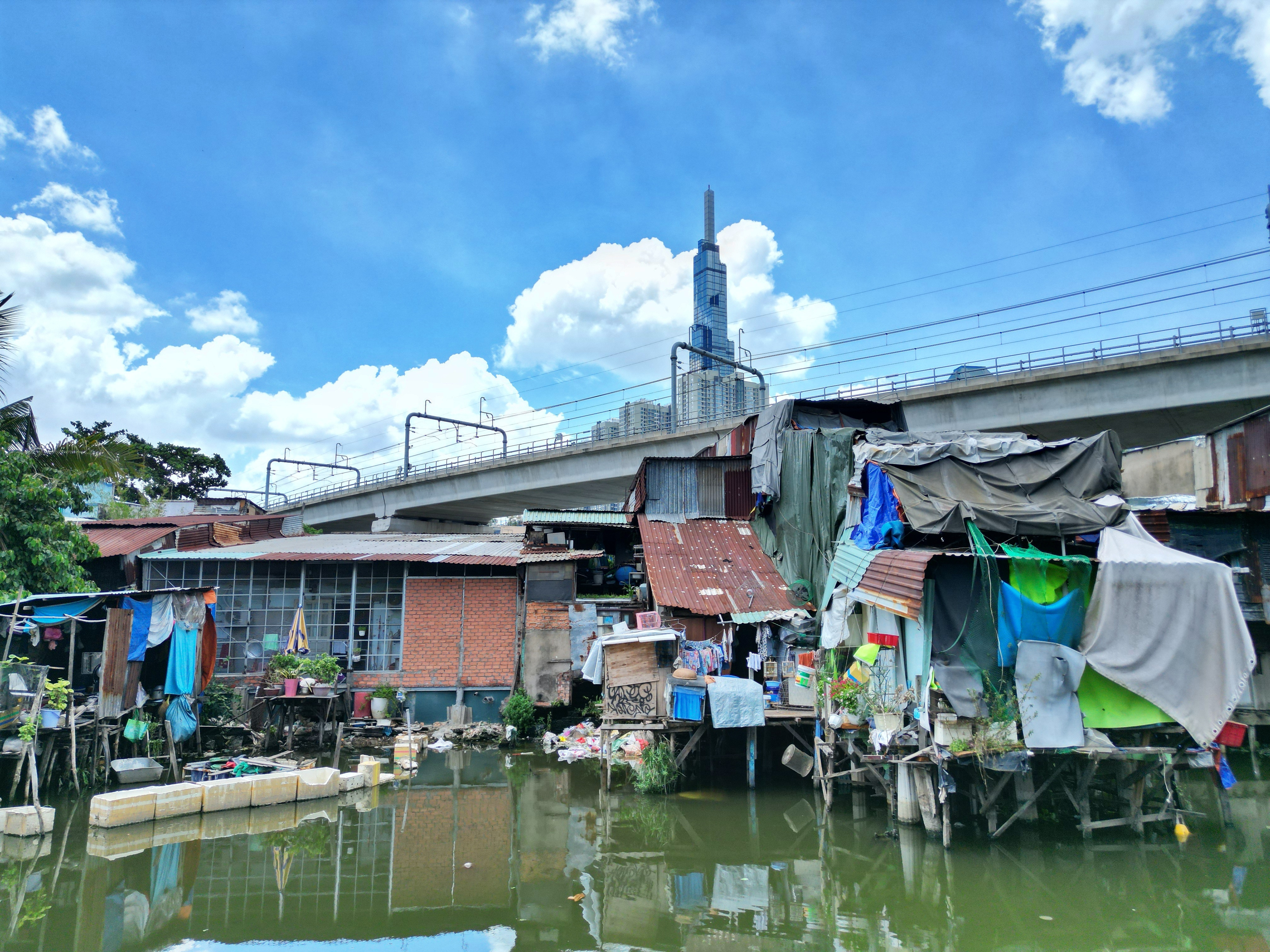 Nghìn hộ dân sống tạm bợ ven rạch dưới chân cao ốc ở TP.HCM - 5