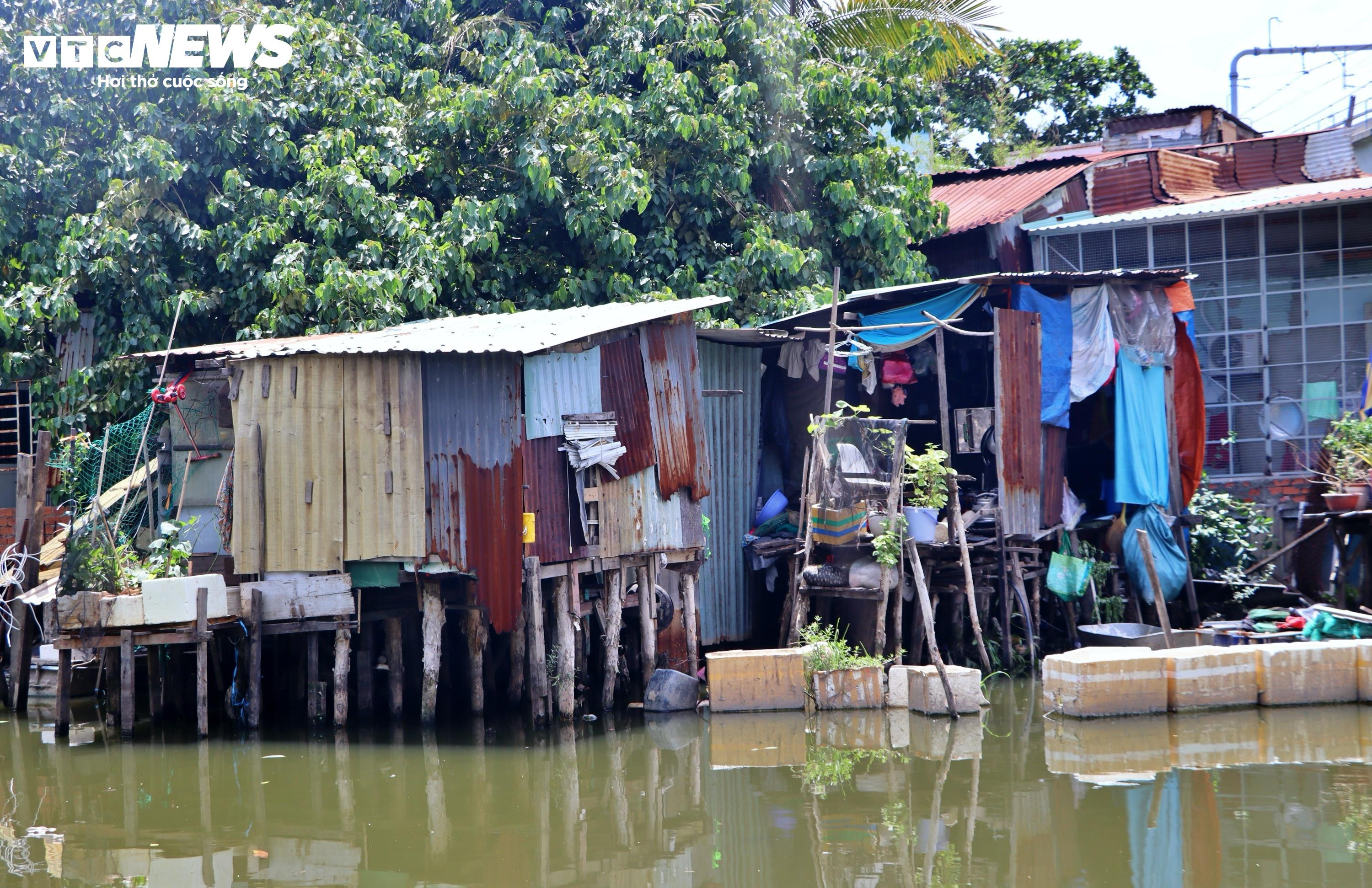 Nghìn hộ dân sống tạm bợ ven rạch dưới chân cao ốc ở TP.HCM - 7