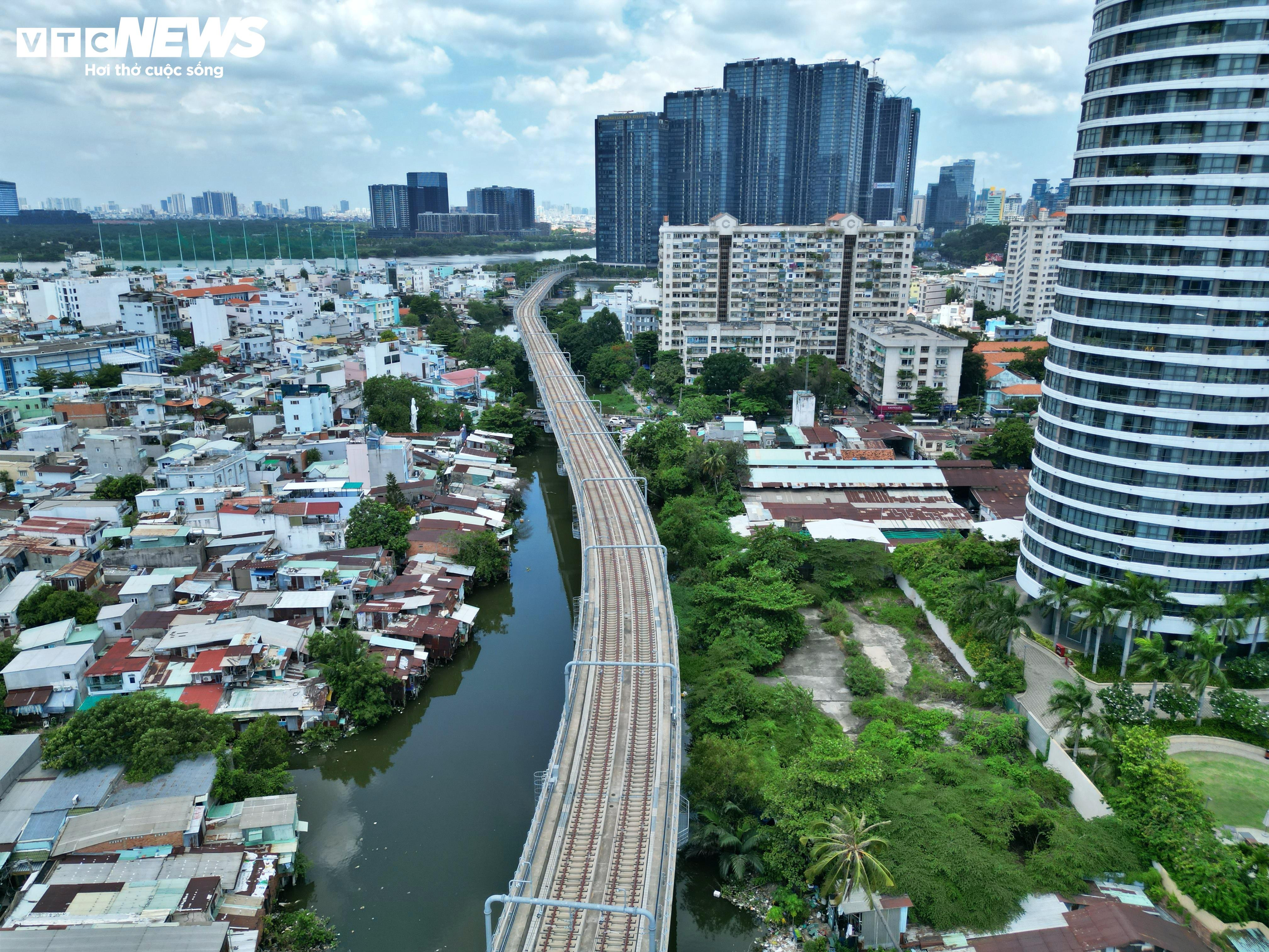 Nghìn hộ dân sống tạm bợ ven rạch dưới chân cao ốc ở TP.HCM - 3