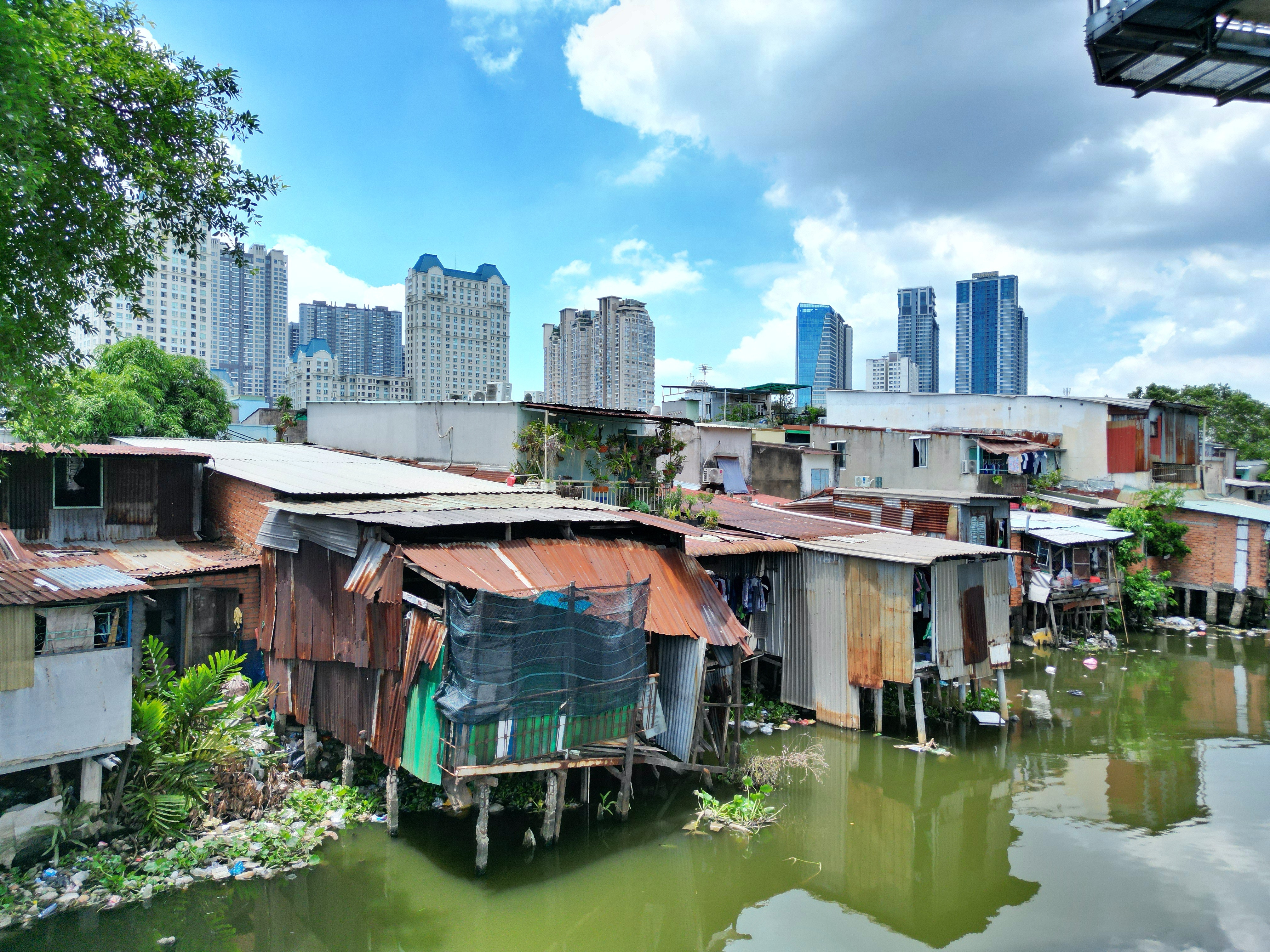 Nghìn hộ dân sống tạm bợ ven rạch dưới chân cao ốc ở TP.HCM - 4