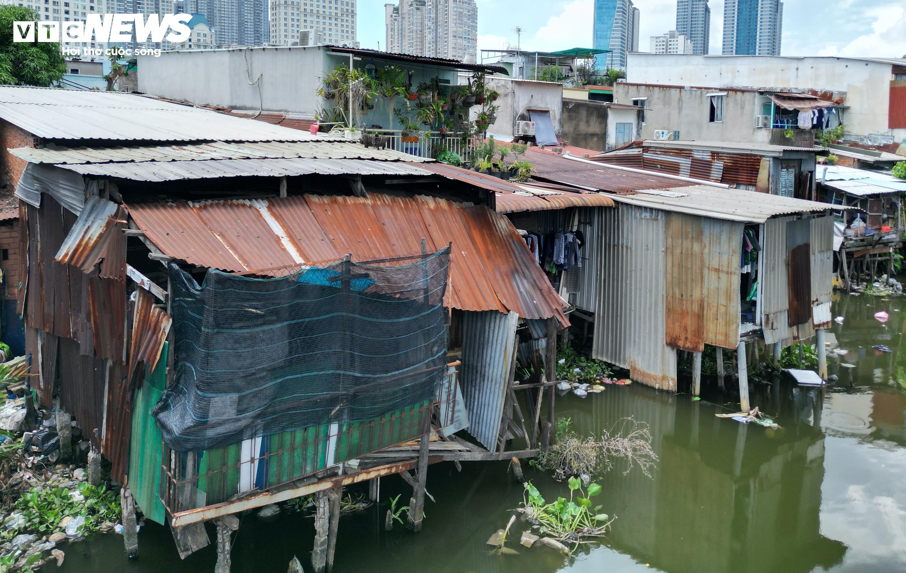 Nghìn hộ dân sống tạm bợ ven rạch dưới chân cao ốc ở TP.HCM - 13