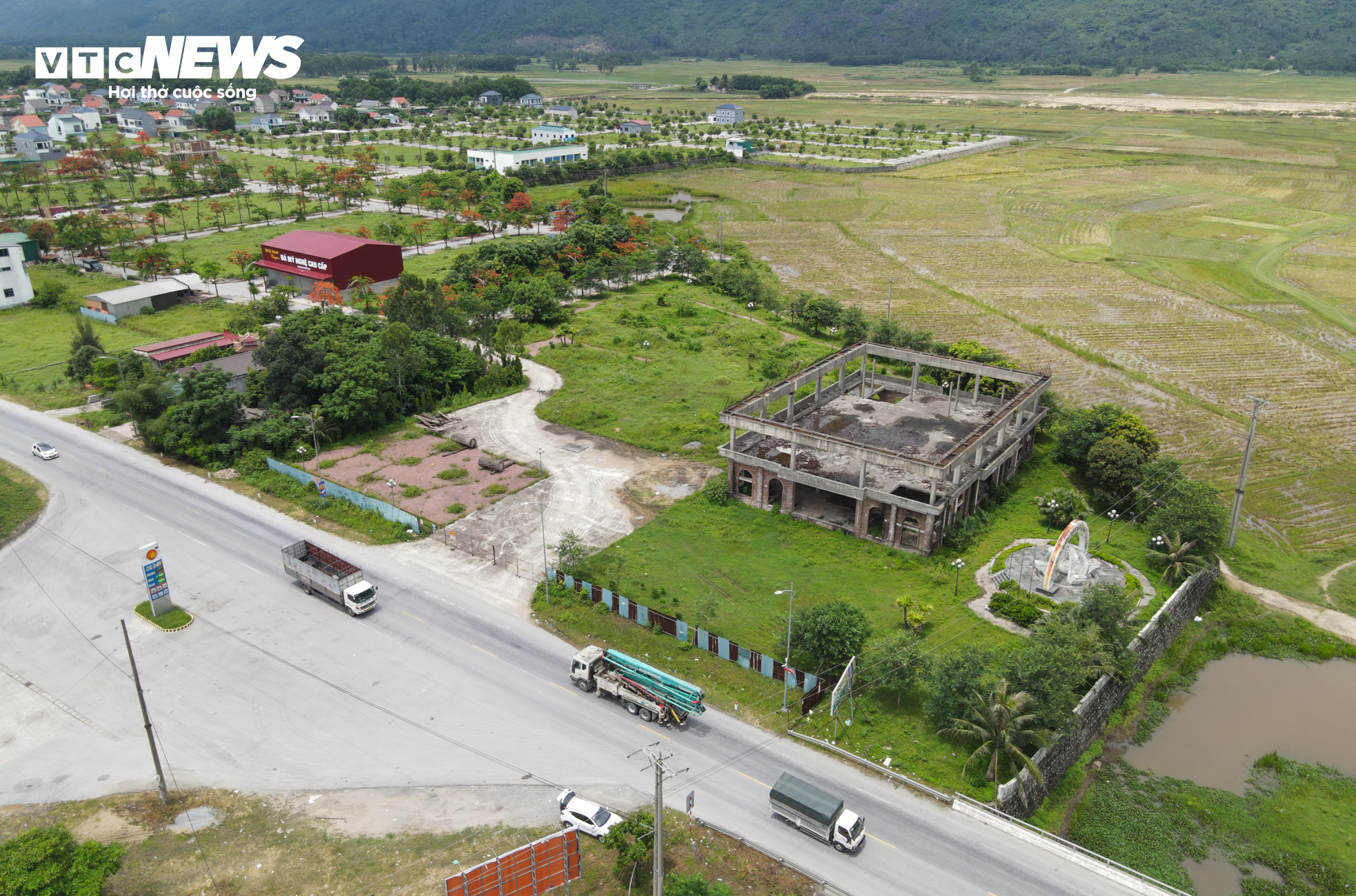 Sắt thép chỏng chơ tại dự án khu đô thị ở Hà Tĩnh 6 năm vẫn 'nằm trên giấy' - 1