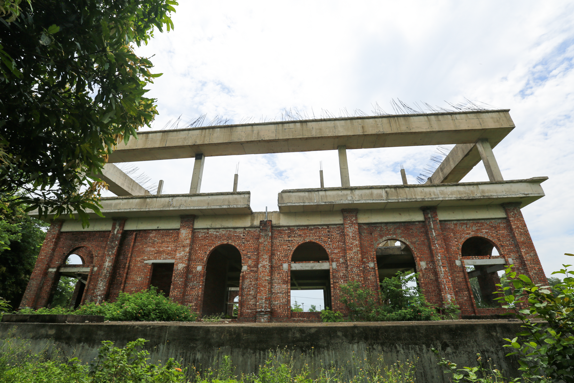 Sắt thép chỏng chơ tại dự án khu đô thị ở Hà Tĩnh 6 năm vẫn 'nằm trên giấy' - 13