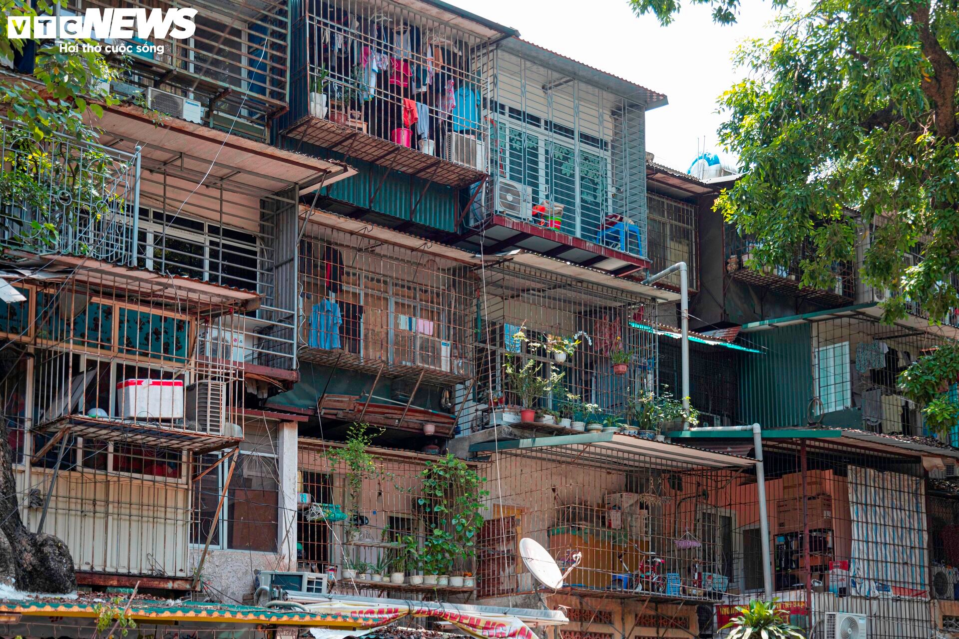 Ma trận chuồng cọp san sát ở Hà Nội: Những khung sắt nhốt người trong hỏa hoạn - 1