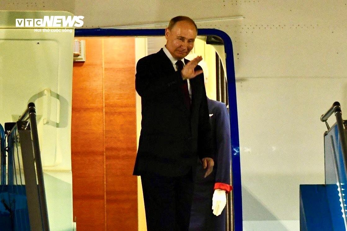 Tổng thống Nga Putin lên máy bay về nước - 1