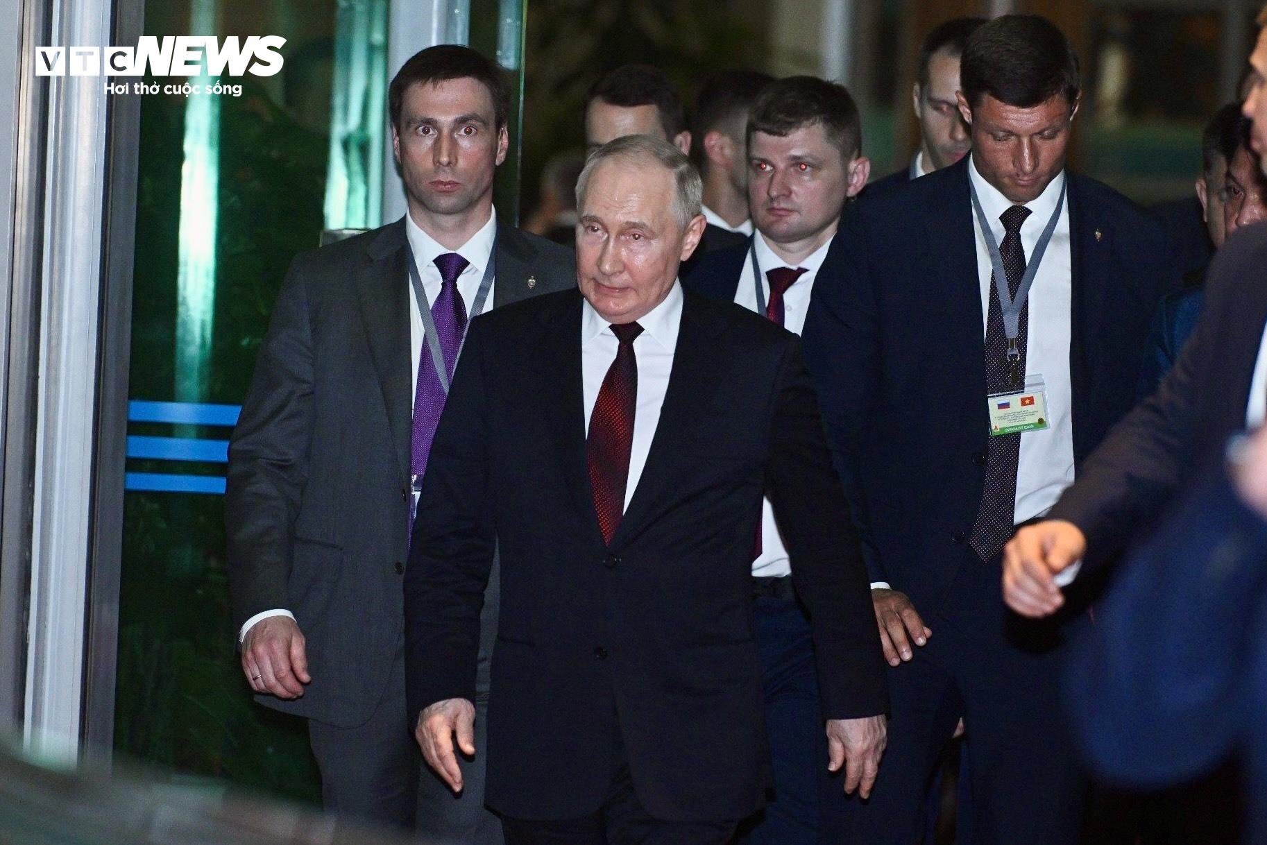 Tổng thống Nga Putin lên máy bay về nước - 4