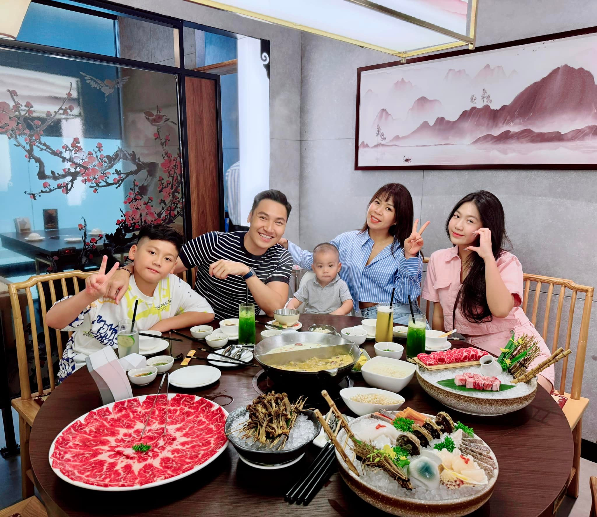 Sao Việt 21/6: Tăng Thanh Hà đẹp mặn mà, Mạnh Trường mừng sinh nhật vợ - 2