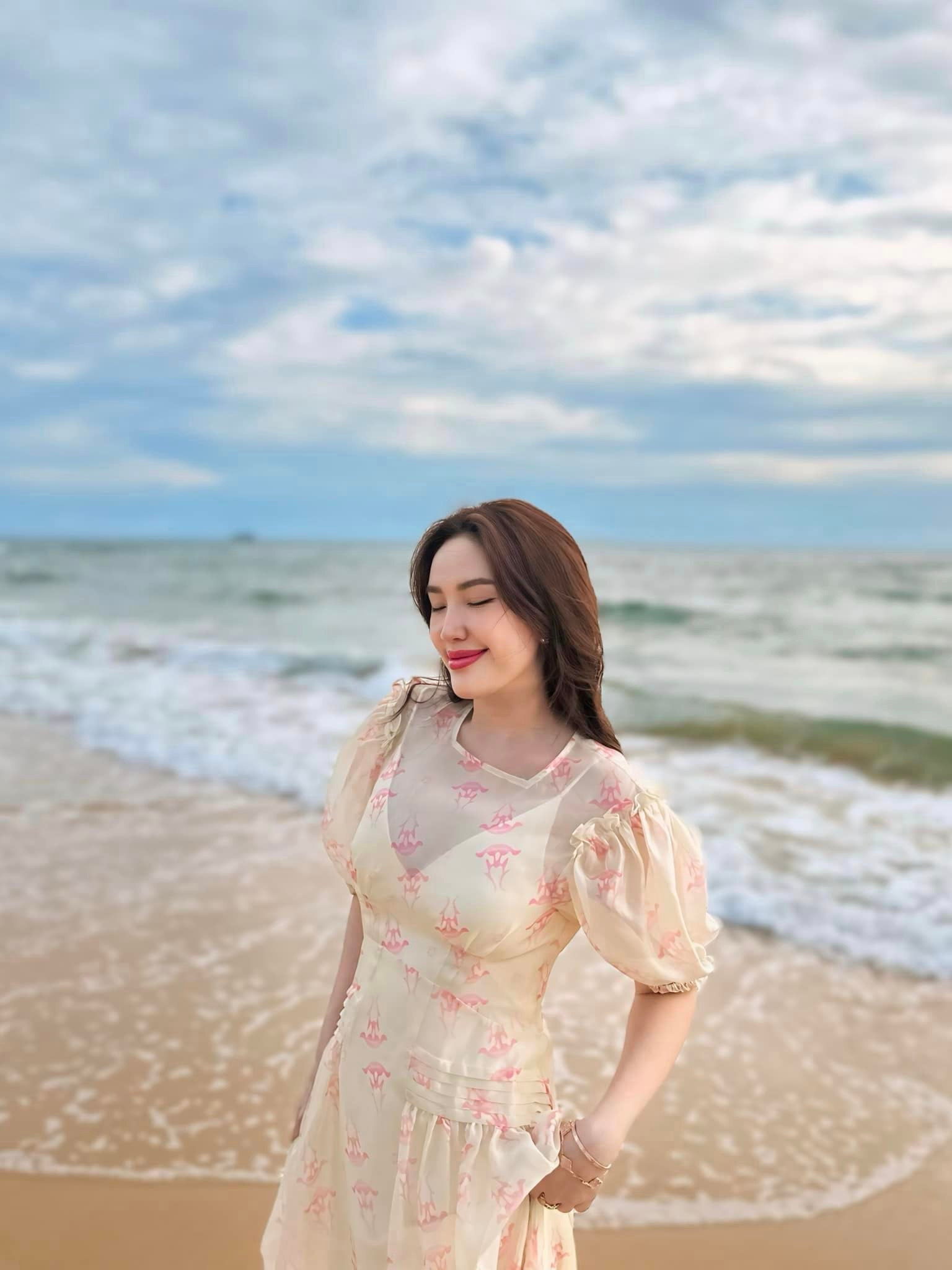 Sao Việt 21/6: Tăng Thanh Hà đẹp mặn mà, Mạnh Trường mừng sinh nhật vợ - 14