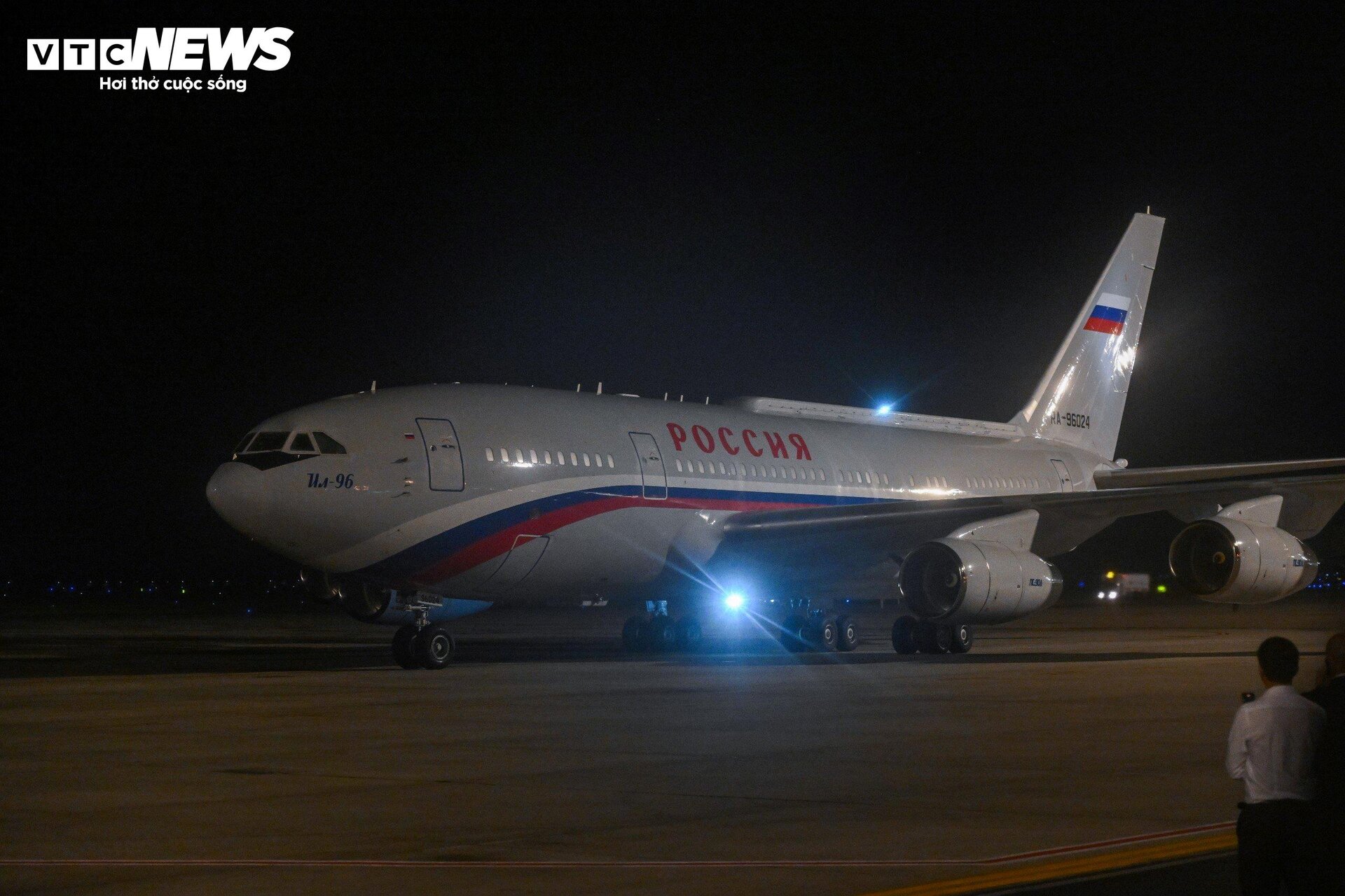 Tổng Thống Nga Putin tới Hà Nội, bắt đầu chuyến thăm Việt Nam - 2