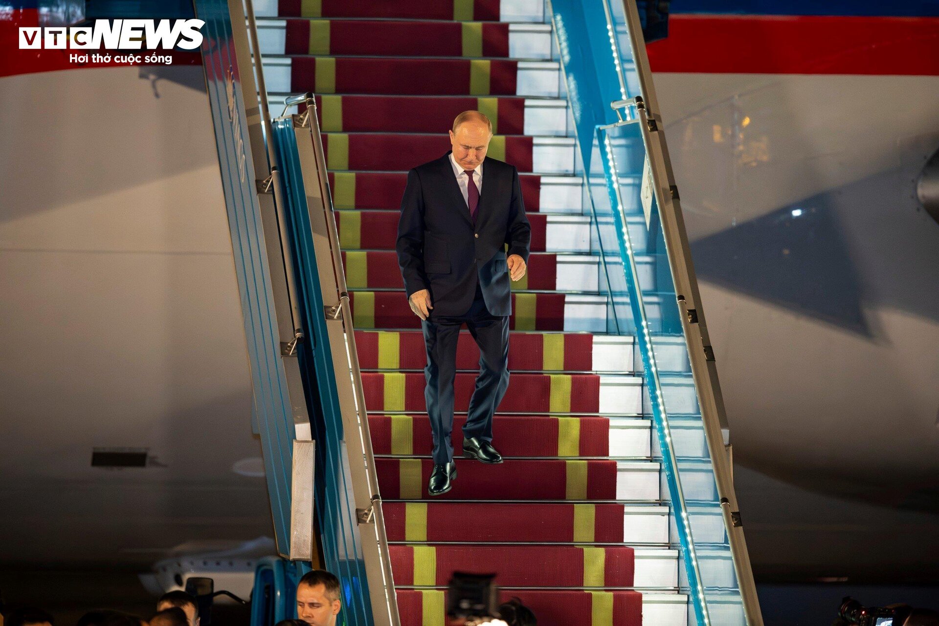 Tổng Thống Nga Putin tới Hà Nội, bắt đầu chuyến thăm Việt Nam - 4