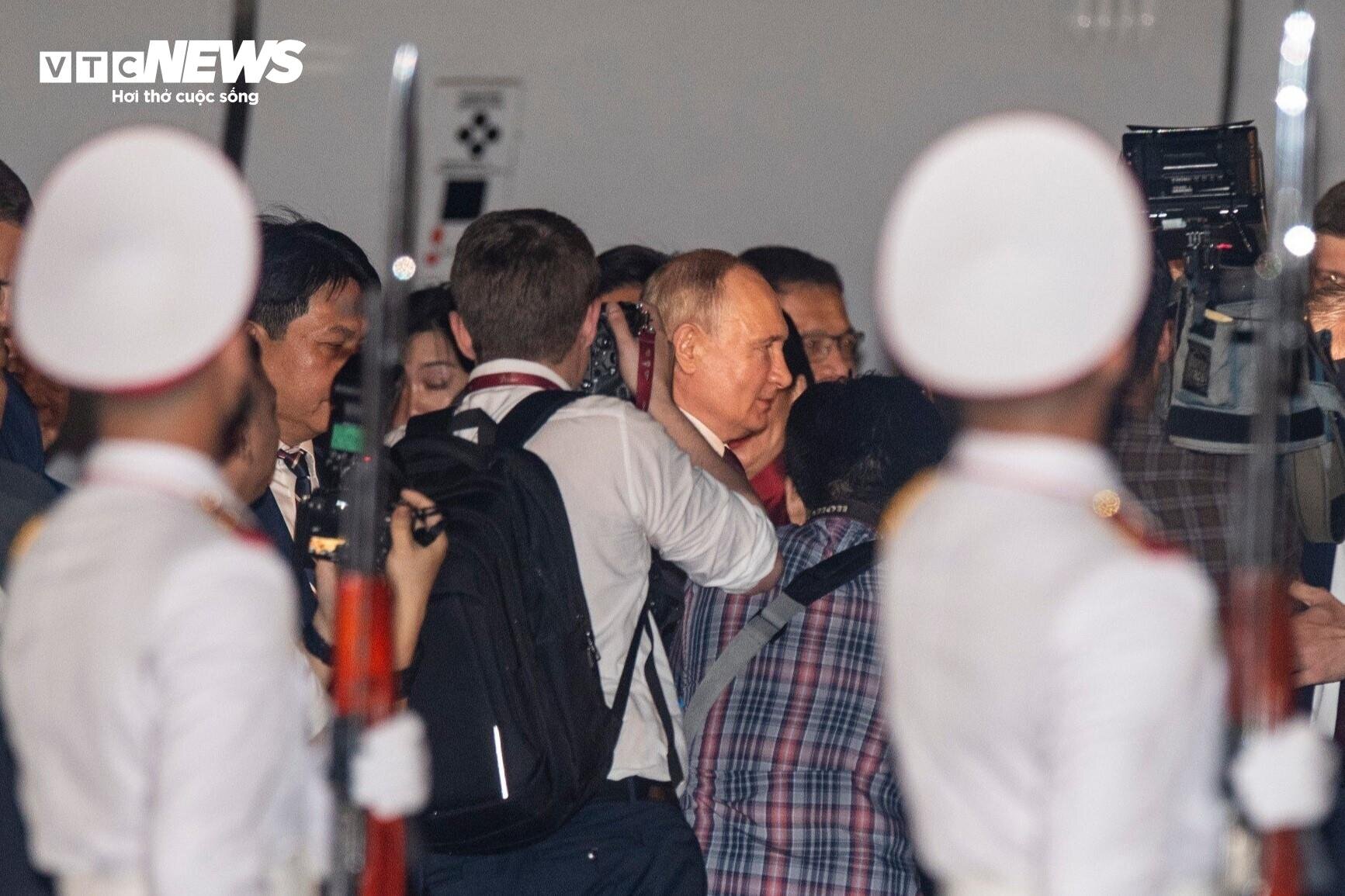 Tổng Thống Nga Putin tới Hà Nội, bắt đầu chuyến thăm Việt Nam - 6