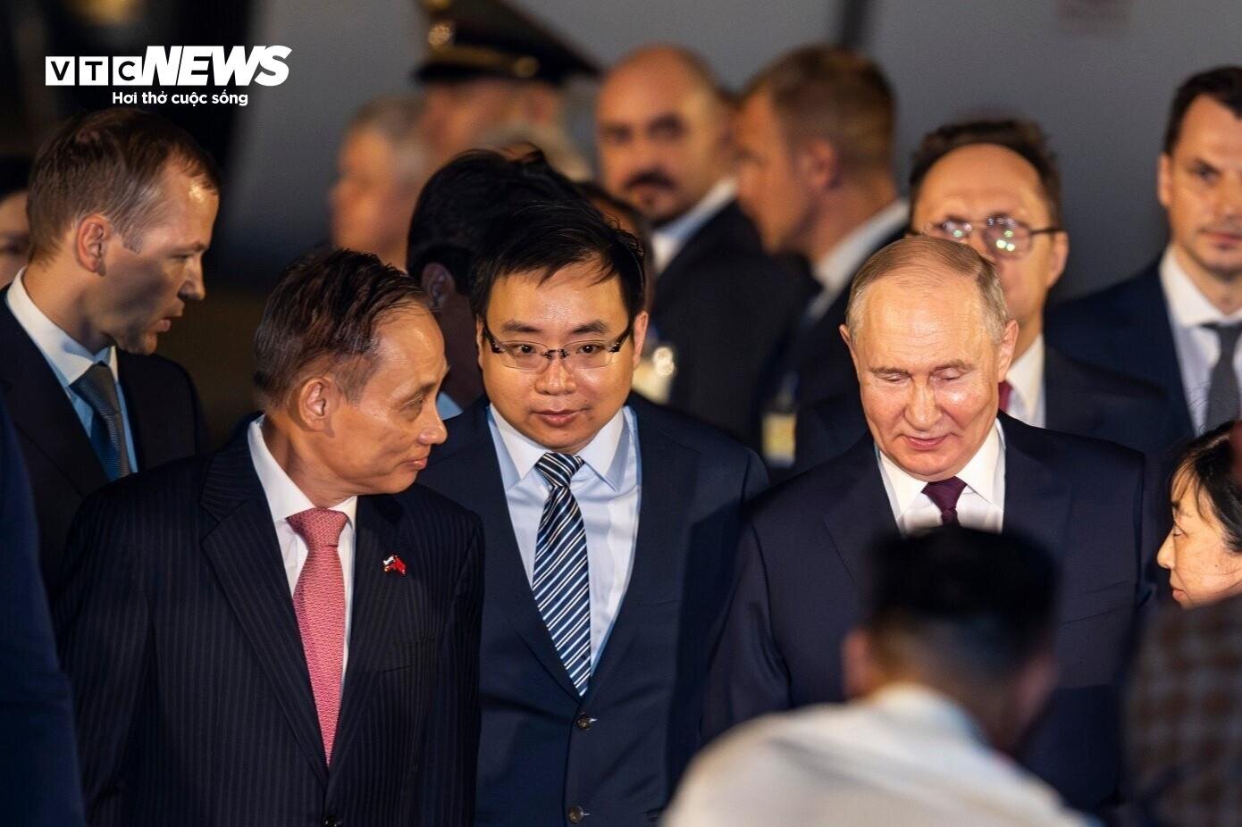 Tổng Thống Nga Putin tới Hà Nội, bắt đầu chuyến thăm Việt Nam - 5