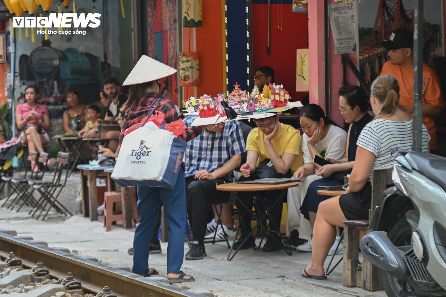 Chính quyền lập rào chắn, phố cà phê đường tàu vẫn tấp nập khách đến check-in - 9