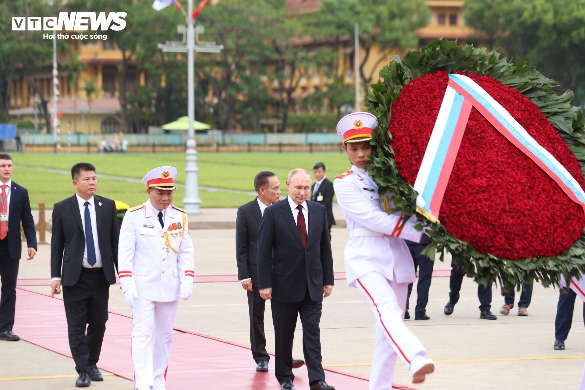 Tổng thống Nga Putin viếng Lăng Chủ tịch Hồ Chí Minh - 3