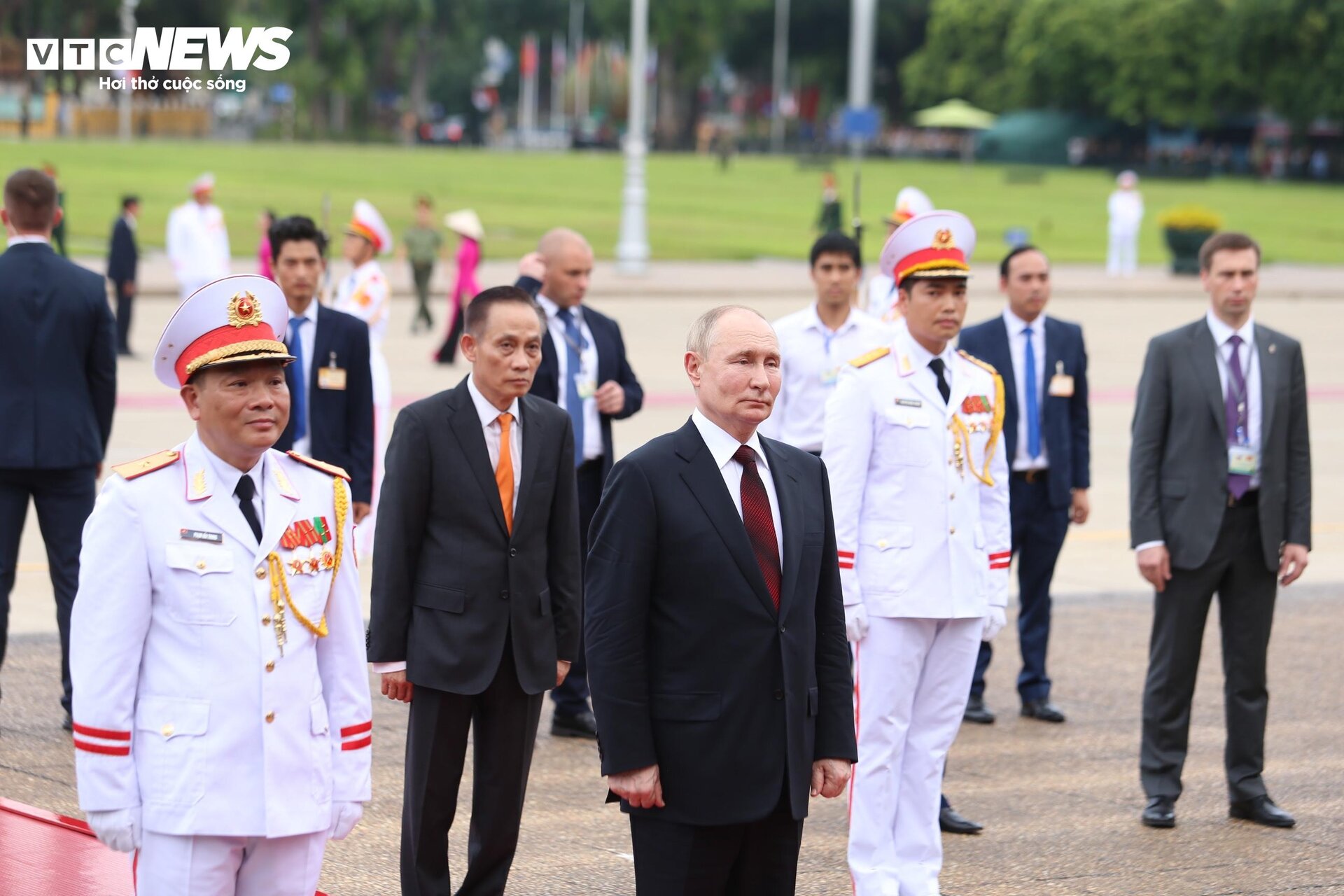 Tổng thống Nga Putin viếng Lăng Chủ tịch Hồ Chí Minh - 6