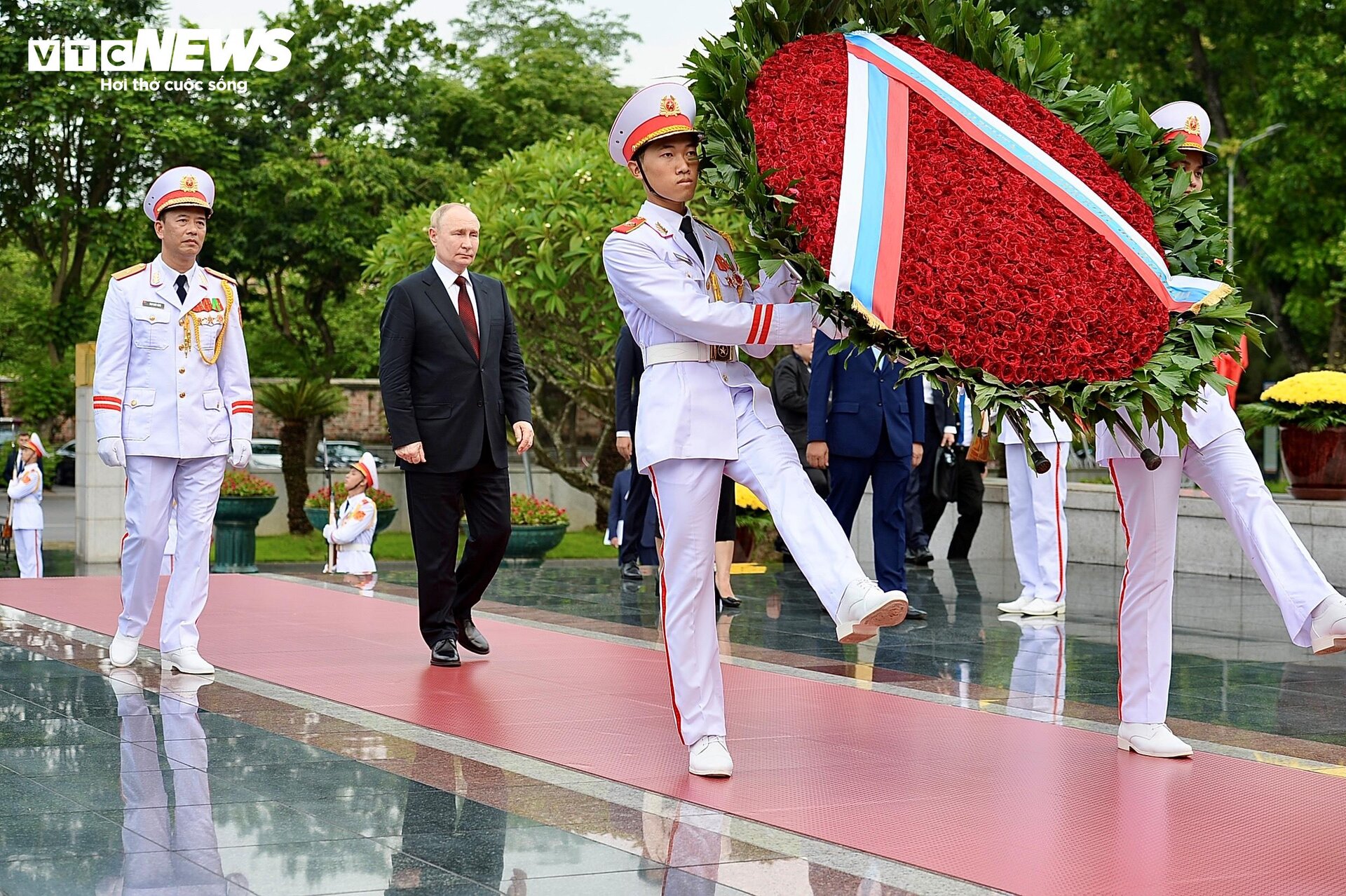 Tổng thống Nga Putin viếng Lăng Chủ tịch Hồ Chí Minh - 1