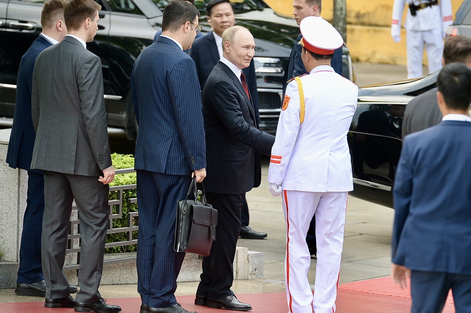 Tổng thống Nga Putin viếng Lăng Chủ tịch Hồ Chí Minh - 8