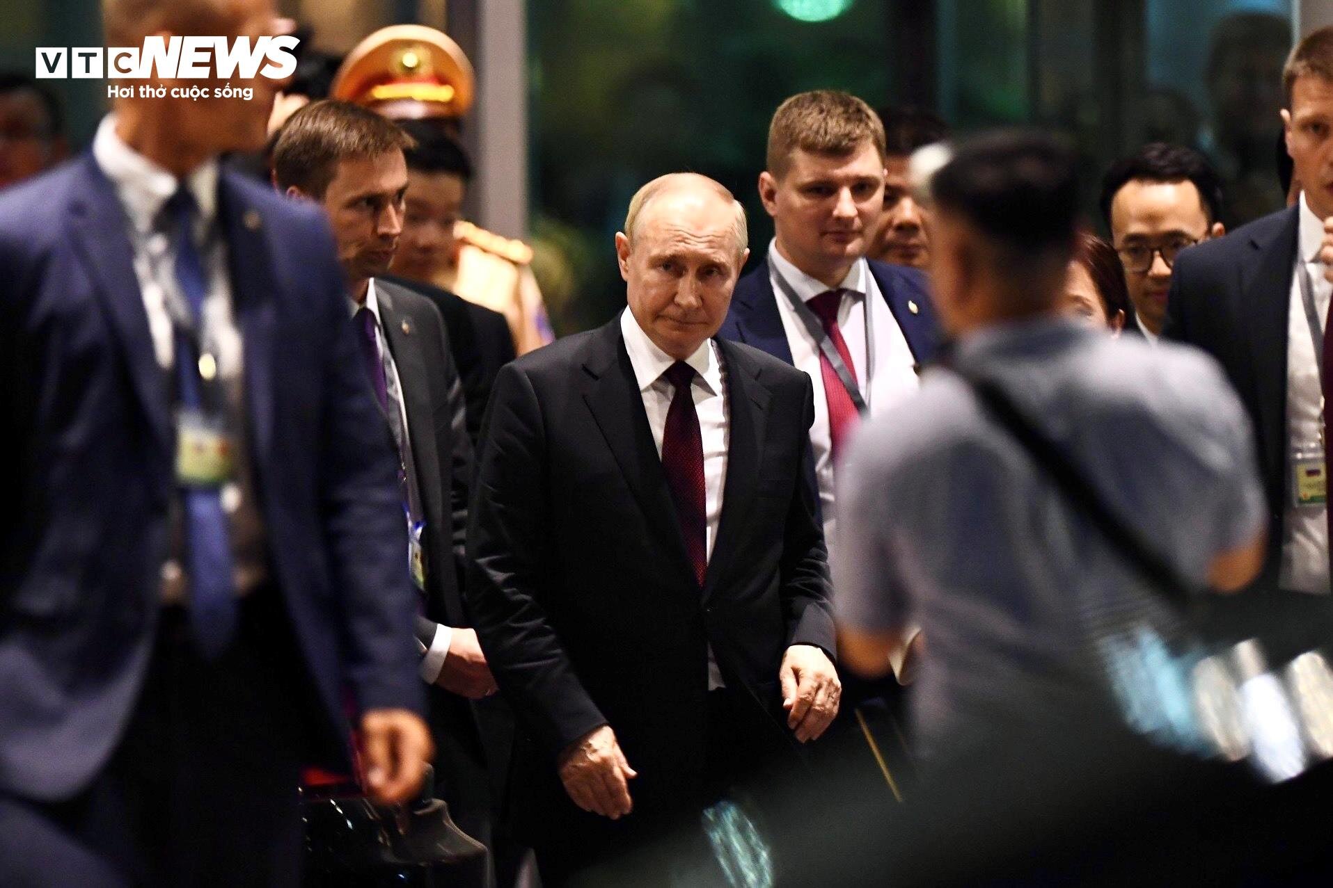 Tổng thống Nga Putin lên máy bay về nước - 3