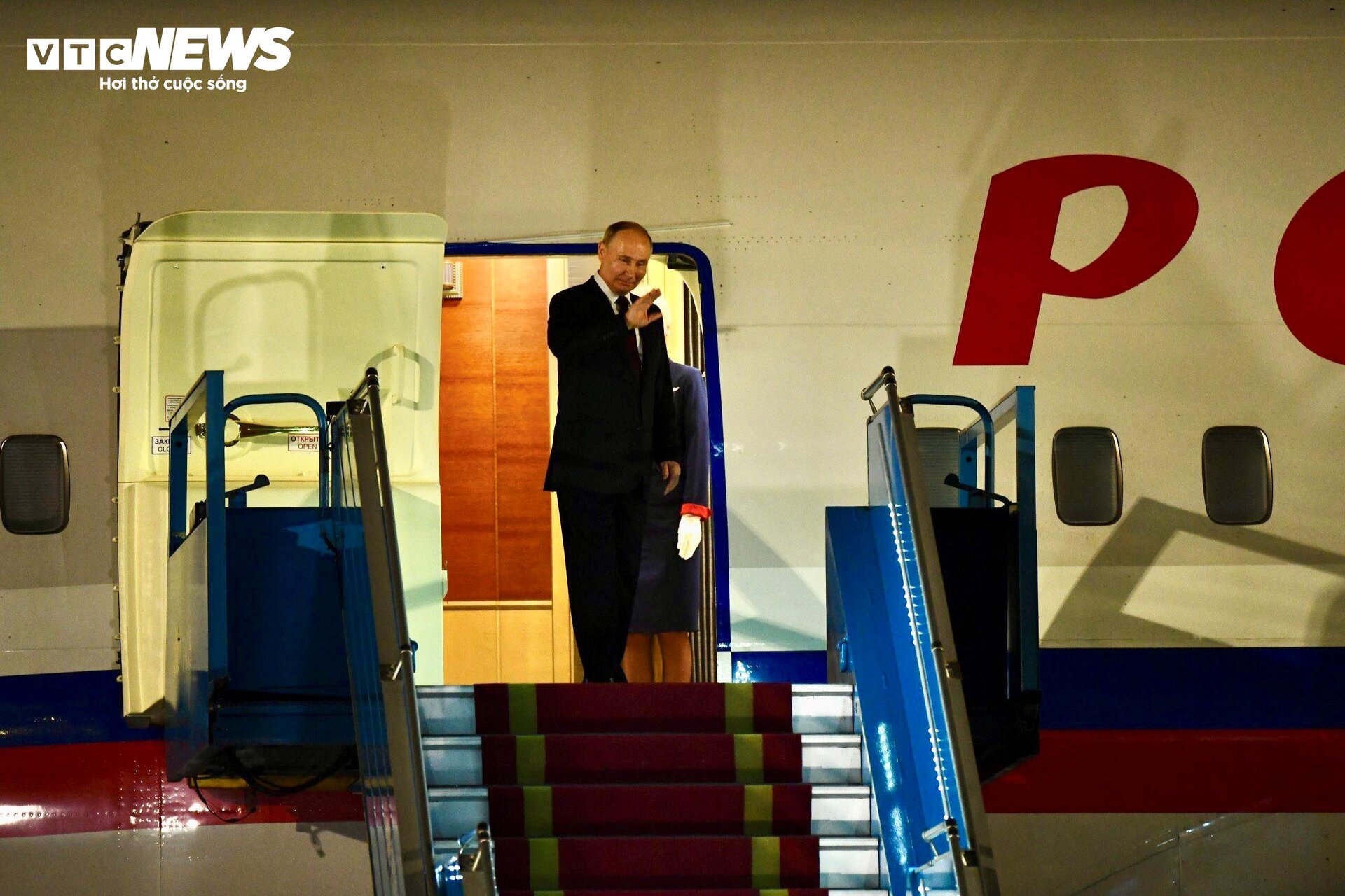 Tổng thống Nga Putin lên máy bay về nước - 2