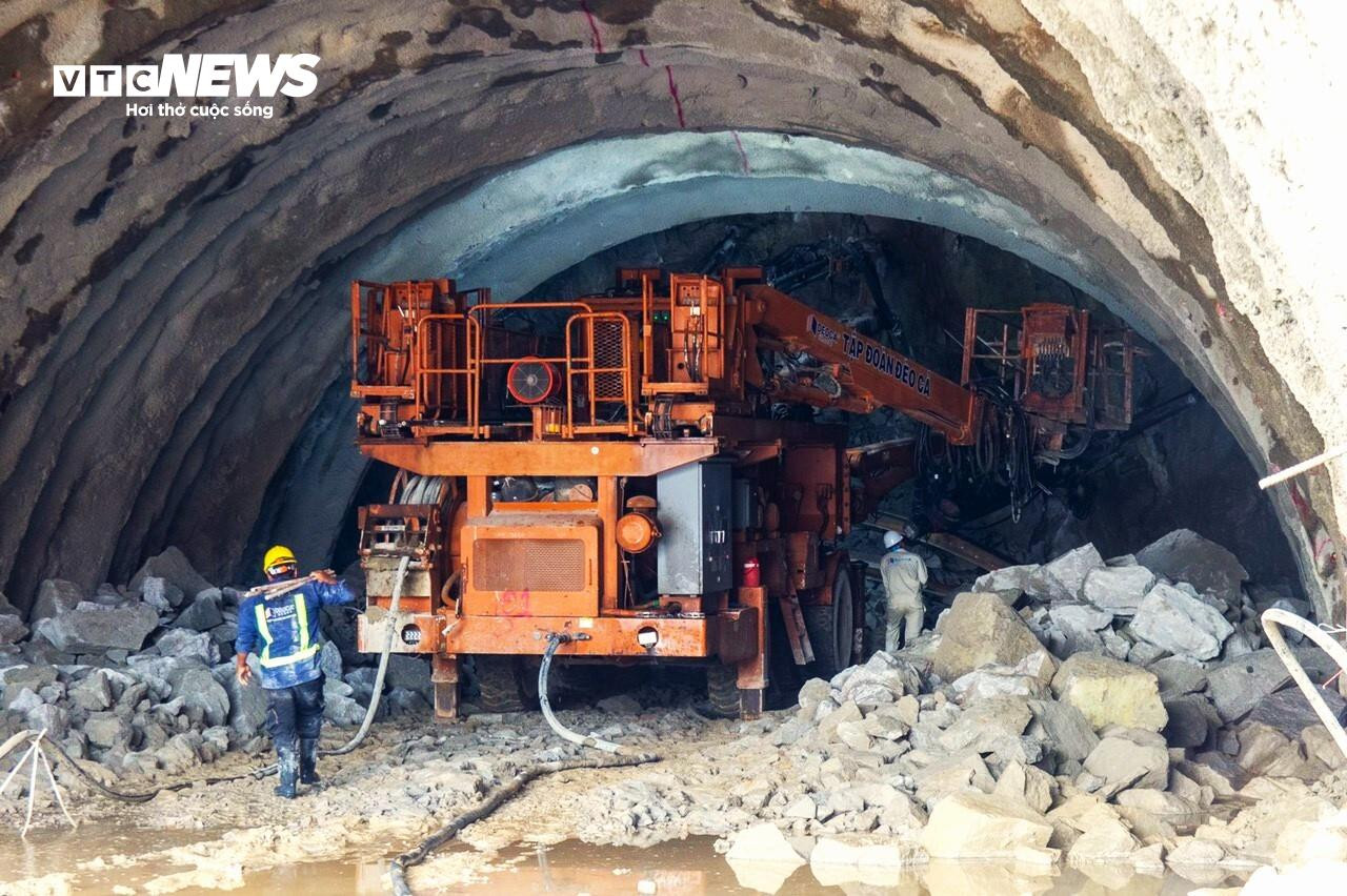 Cận cảnh thi công hầm Phượng Hoàng kết nối ‘rừng - biển’ - 2