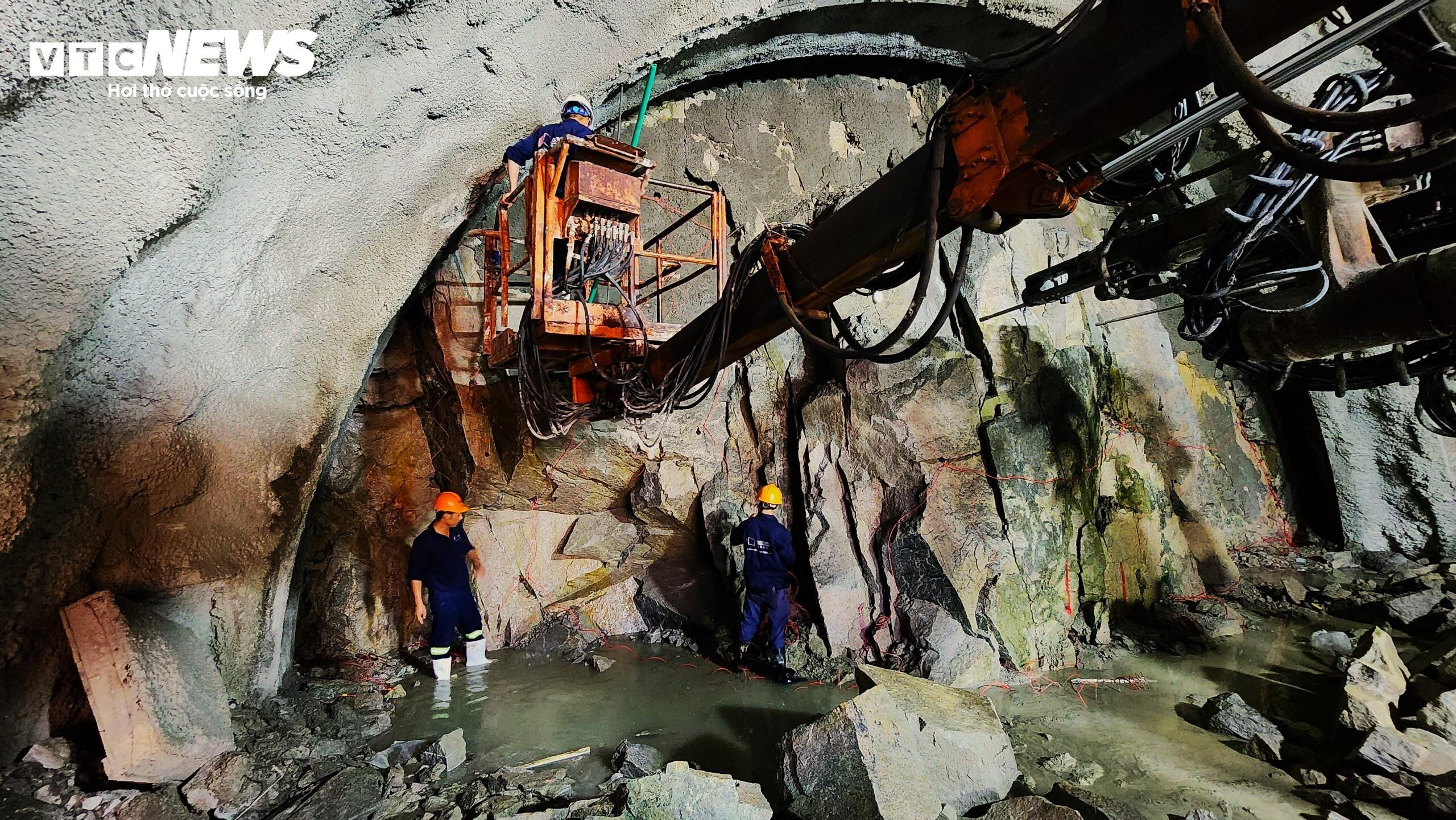 Cận cảnh thi công hầm Phượng Hoàng kết nối ‘rừng - biển’ - 6