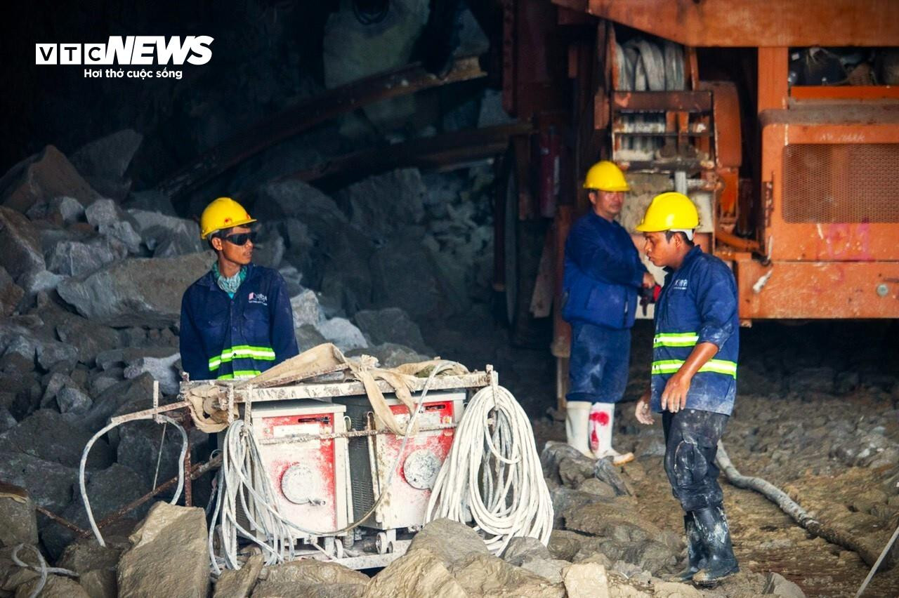 Cận cảnh thi công hầm Phượng Hoàng kết nối ‘rừng - biển’ - 5
