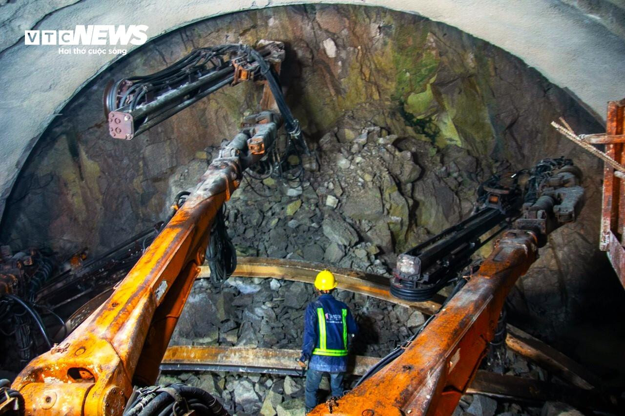 Cận cảnh thi công hầm Phượng Hoàng kết nối ‘rừng - biển’ - 3