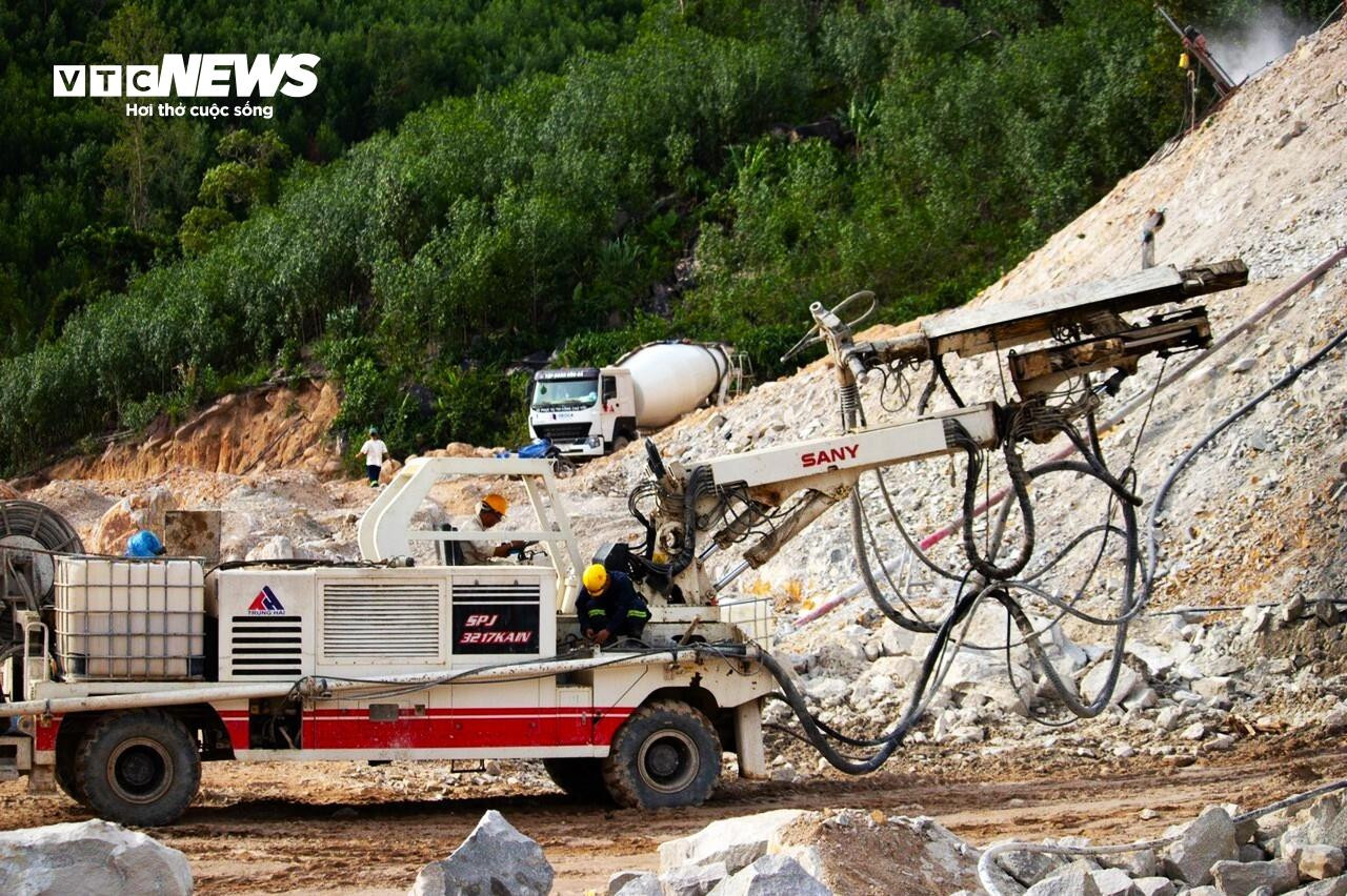 Cận cảnh thi công hầm Phượng Hoàng kết nối ‘rừng - biển’ - 7