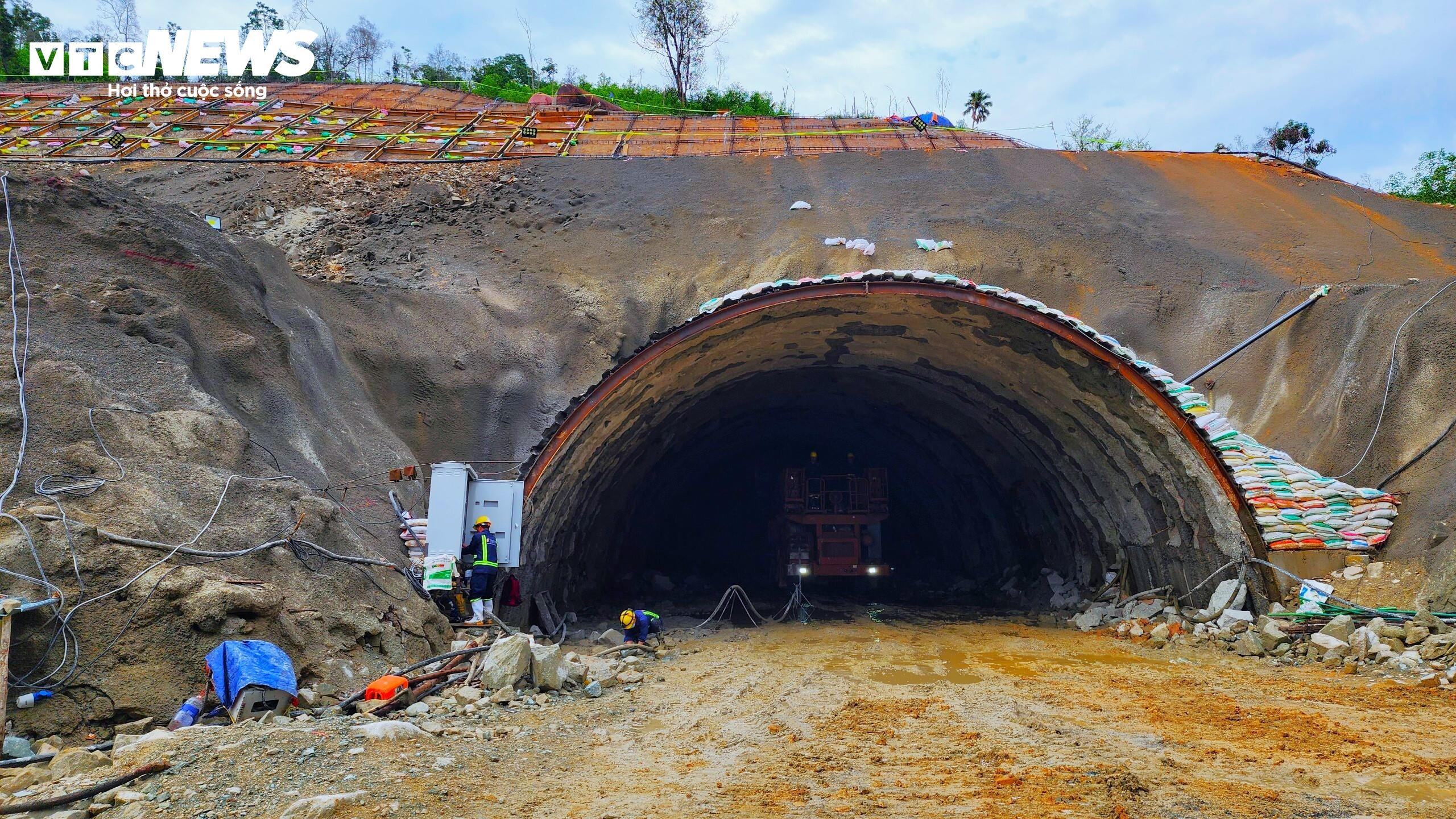 Cận cảnh thi công hầm Phượng Hoàng kết nối ‘rừng - biển’ - 1