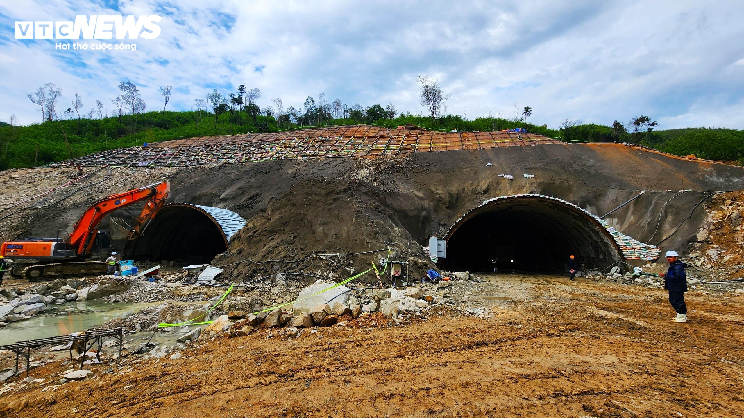Cận cảnh thi công hầm Phượng Hoàng kết nối ‘rừng - biển’ - 10