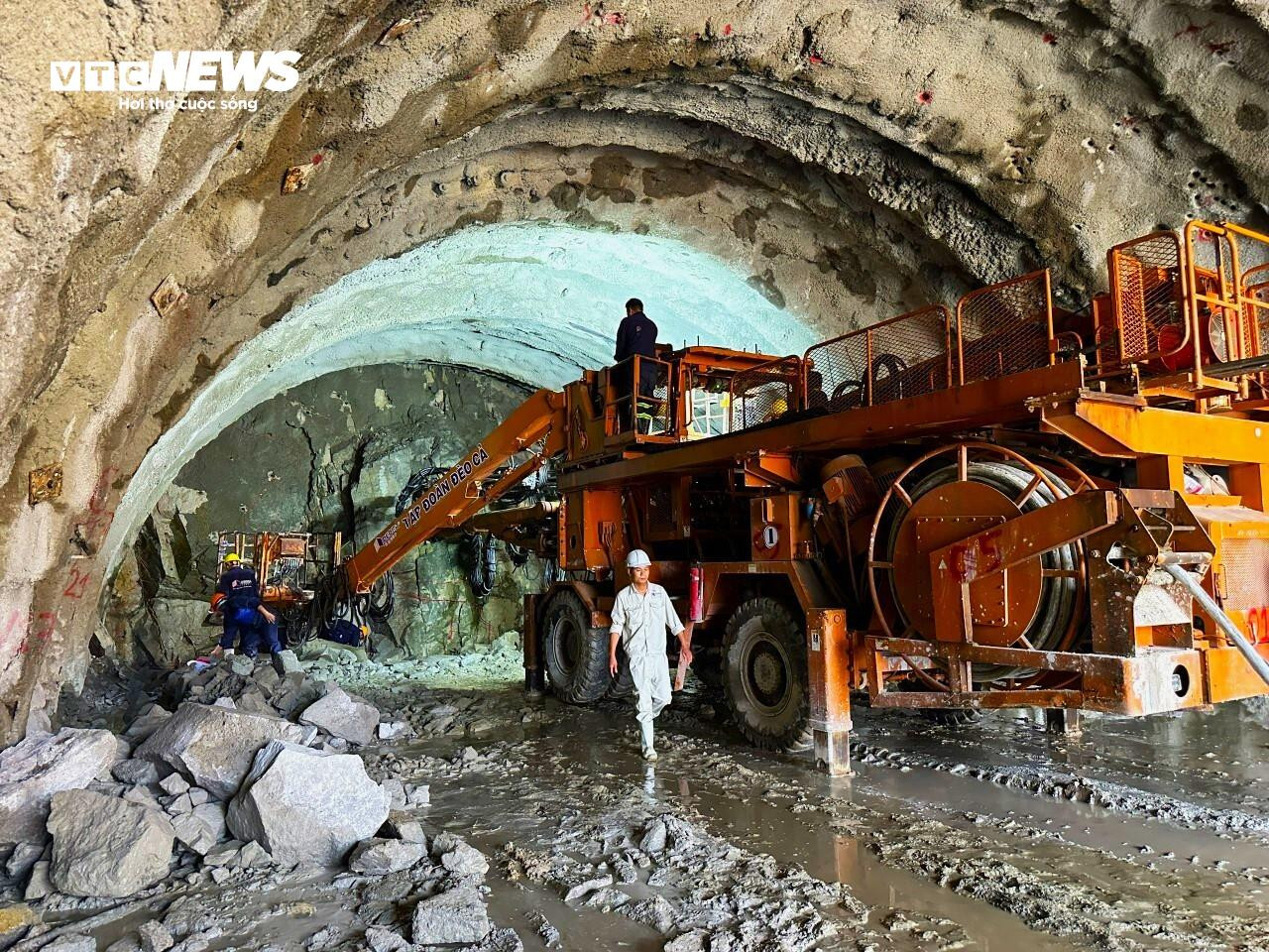 Cận cảnh thi công hầm Phượng Hoàng kết nối ‘rừng - biển’ - 8