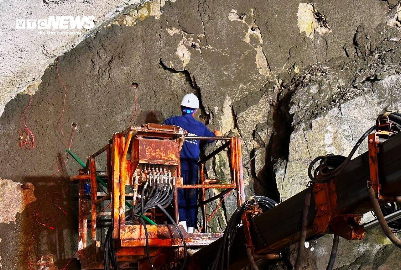 Cận cảnh thi công hầm Phượng Hoàng kết nối ‘rừng - biển’ - 9