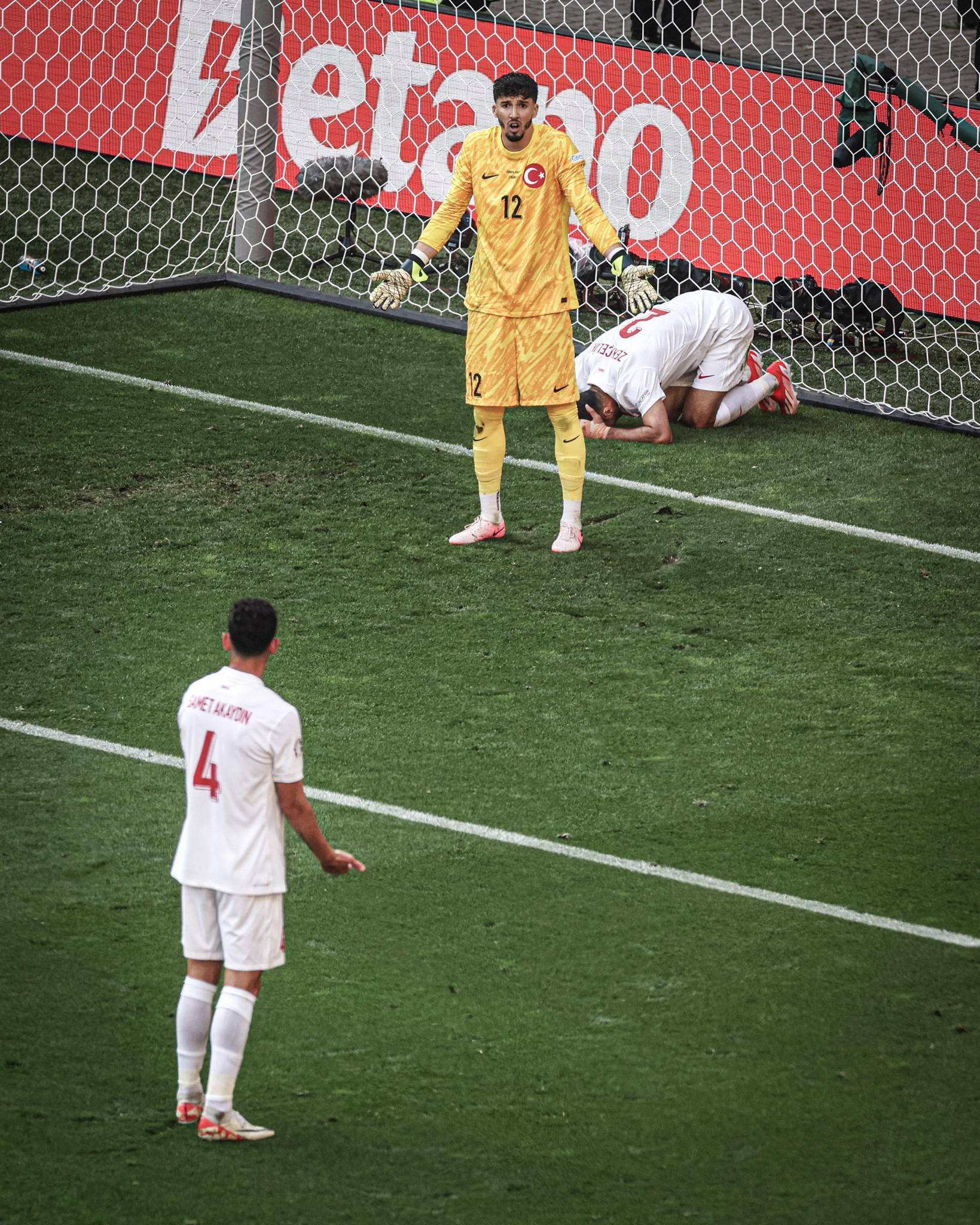 Trung vệ Samet Akaydin (áo số 4) trải qua hiệp 1 tệ hại cùng đội tuyển Thổ Nhĩ Kỳ. Nguồn: TNT Sports.